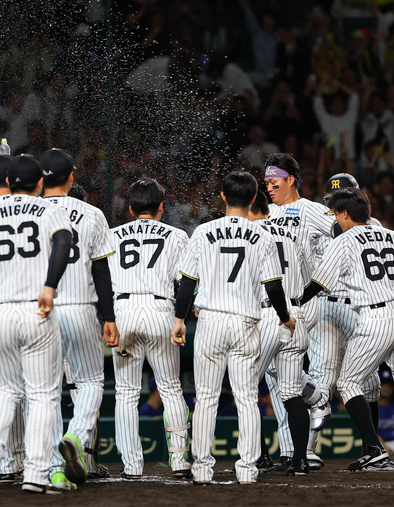 阪神対中日　9回裏阪神無死、サヨナラ本塁打を放った森下翔太はナインの輪に飛び込む（上田博志）