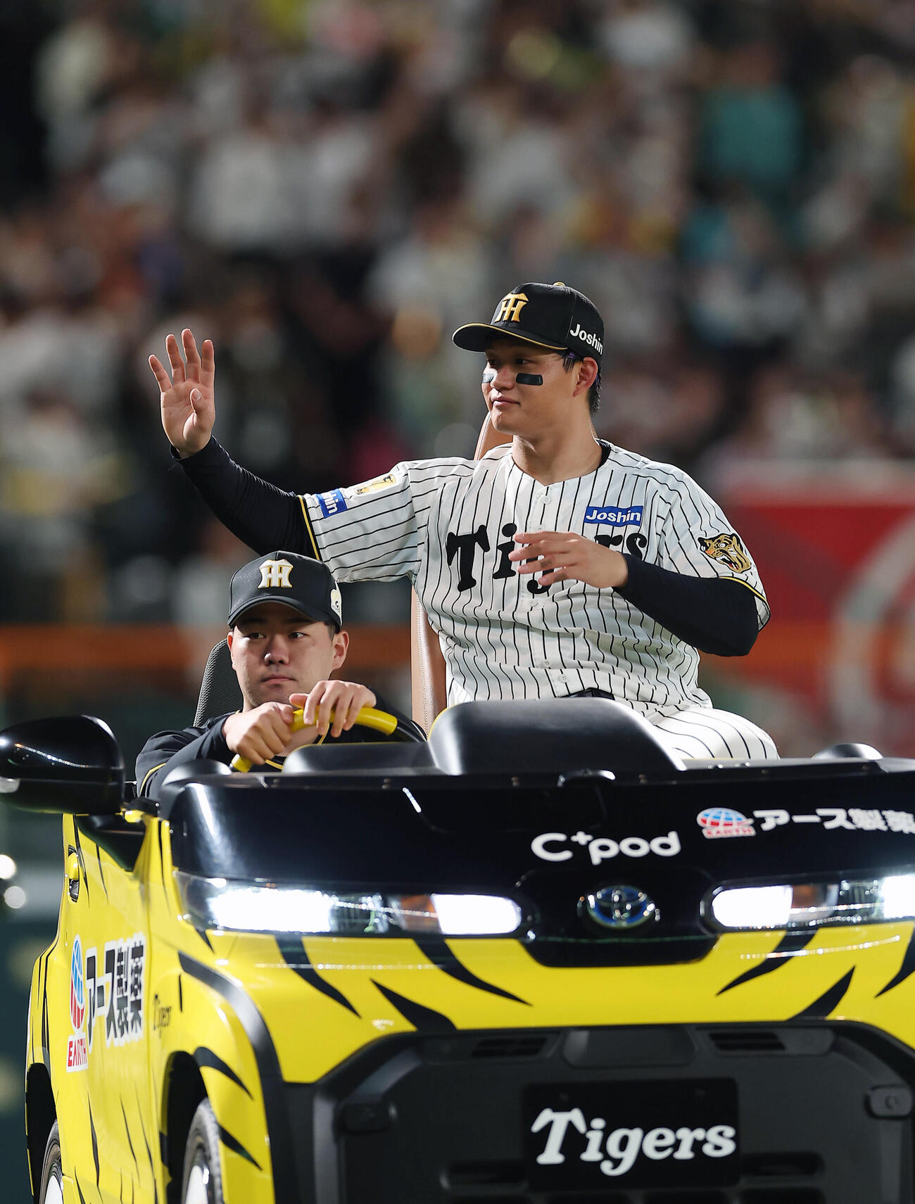 阪神対中日　中日にサヨナラ勝利し、スタンドのファンに手を振る阪神森下翔太（撮影・前田充）