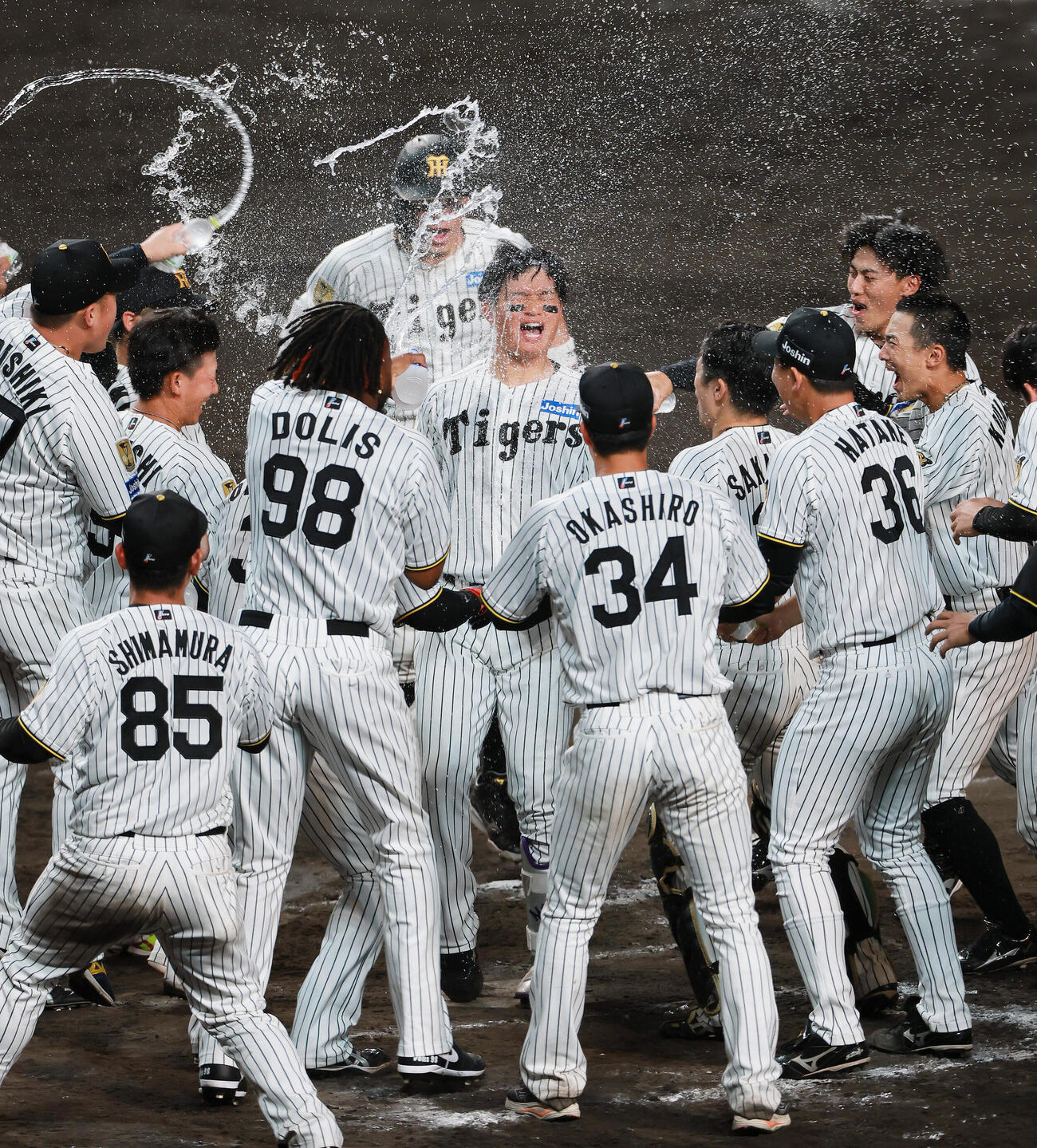 セ・リーグ11回戦　阪神対中日　9回裏阪神無死、森下翔太はサヨナラソロ本塁打を放ち仲間からウオーターシャワーの祝福を受ける（撮影・上山淳一）