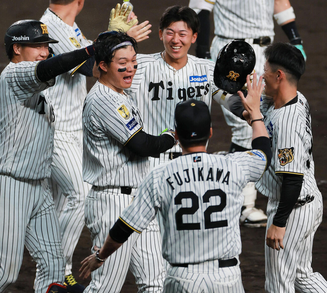 セ・リーグ11回戦　阪神対中日　9回裏阪神無死、森下翔太（左から2人目）はサヨナラソロ本塁打を放ち藤川球児監督（手前）らから祝福を受ける（撮影・上山淳一）