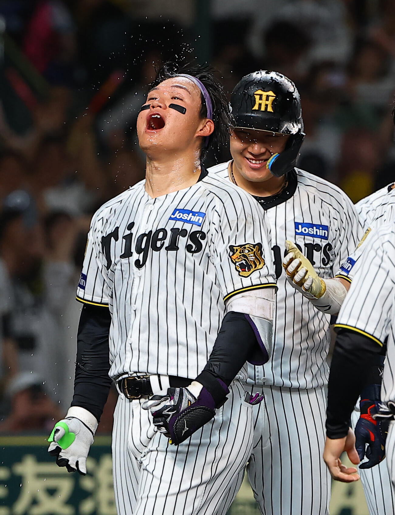 阪神対中日　9回裏阪神無死、サヨナラ本塁打を放った森下翔太は雄たけびを上げる（撮影・上田博志）