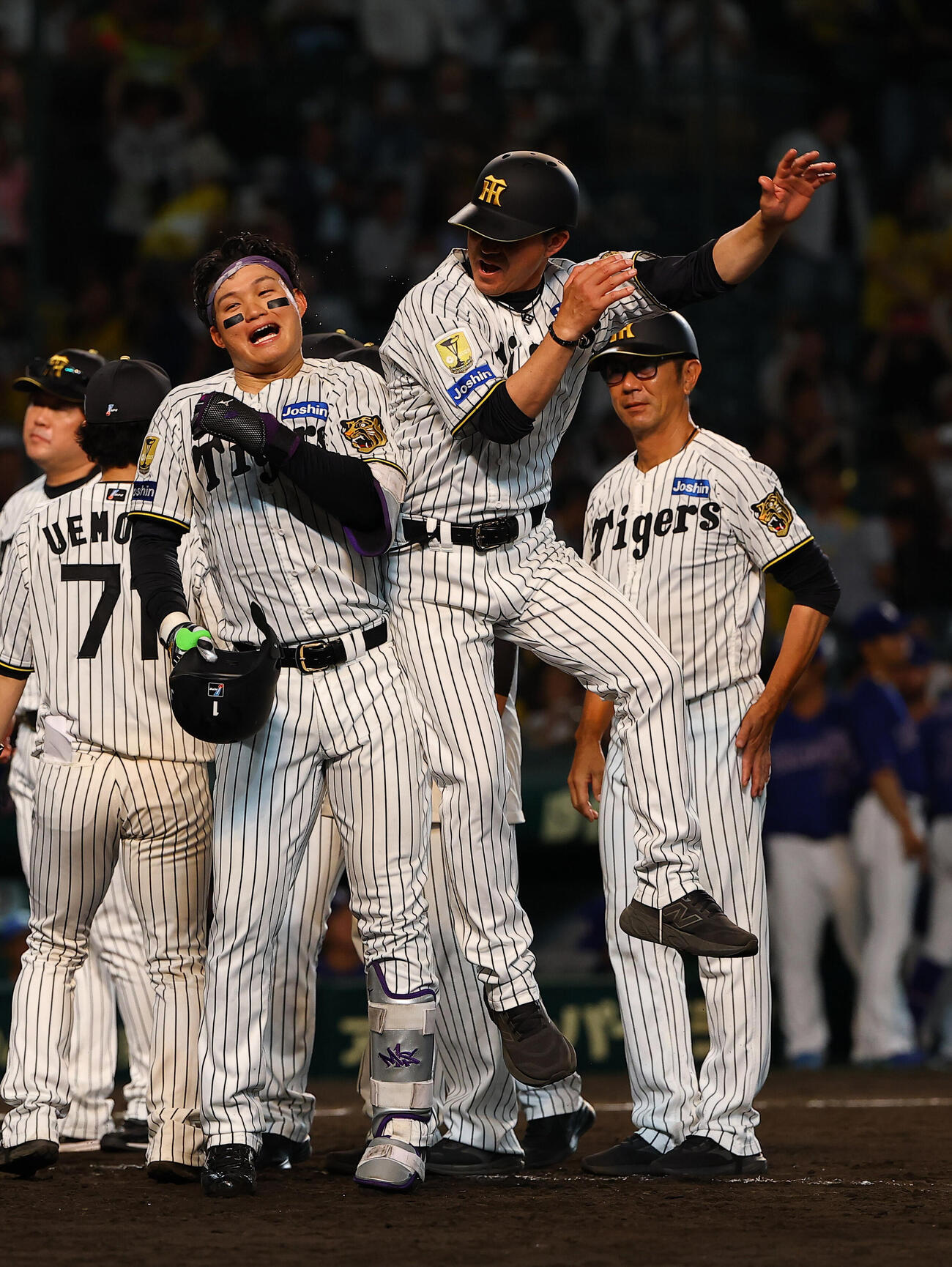 阪神対中日　9回裏阪神無死、サヨナラ本塁打を放った森下翔太（左）は筒井コーチから手荒い祝福を受ける（上田博志）
