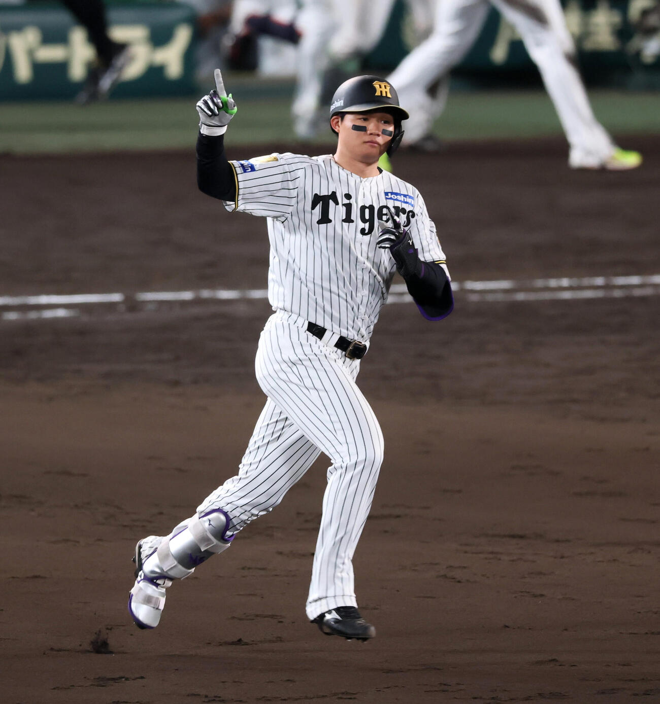 阪神対中日　9回裏阪神無死、森下翔太は左越えサヨナラソロ本塁打を放ちダイヤモンドを回る（撮影・加藤哉）