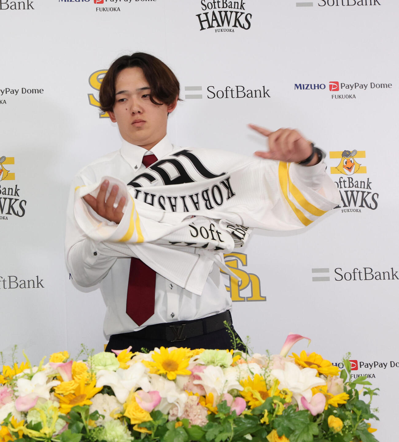 入団会見でユニホームを着用するソフトバンク小林樹斗（撮影・梅根麻紀）