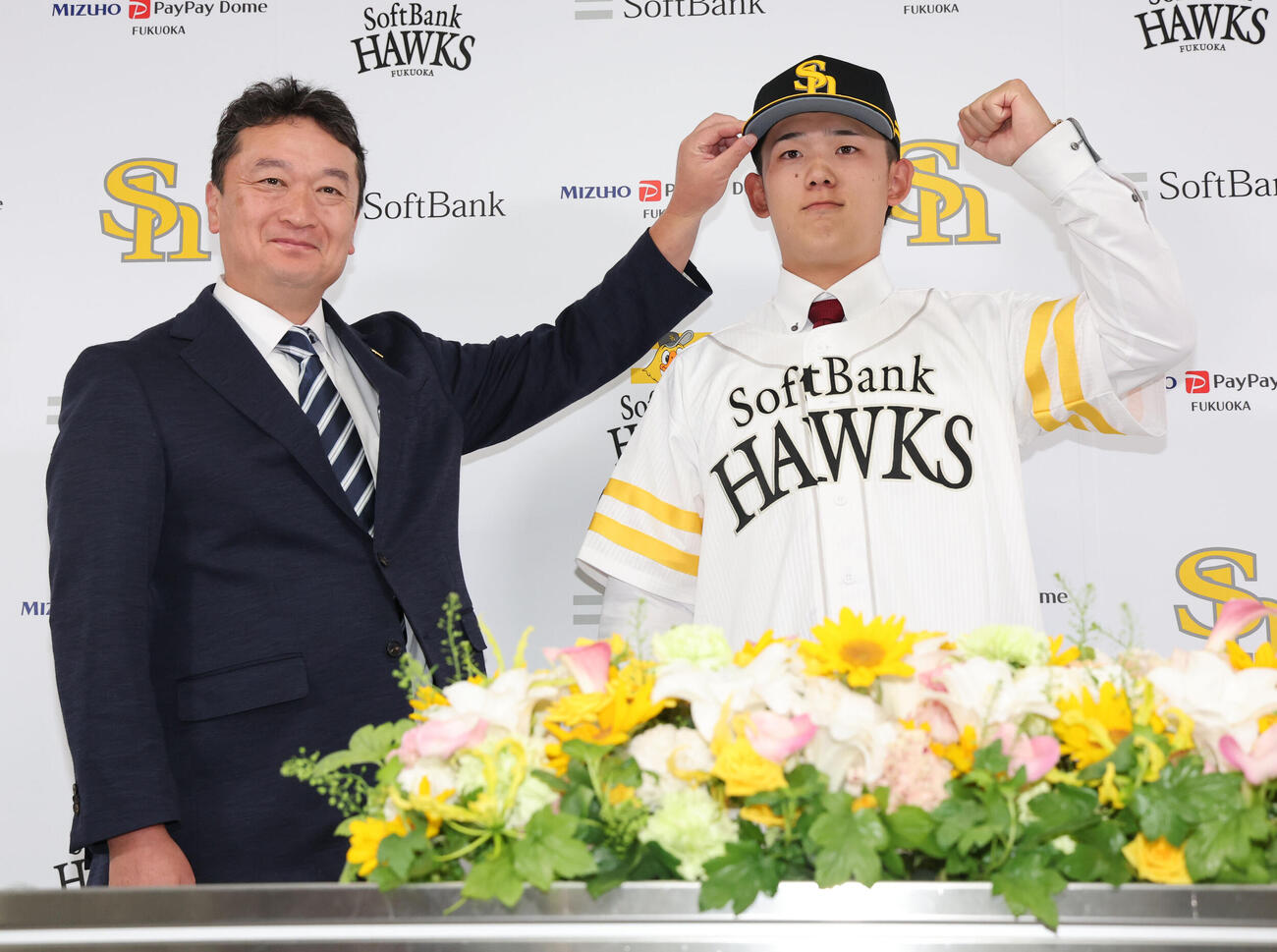 入団会見で笑顔を見せるソフトバンク小林樹斗、左は三笠杉彦GM（撮影・梅根麻紀）
