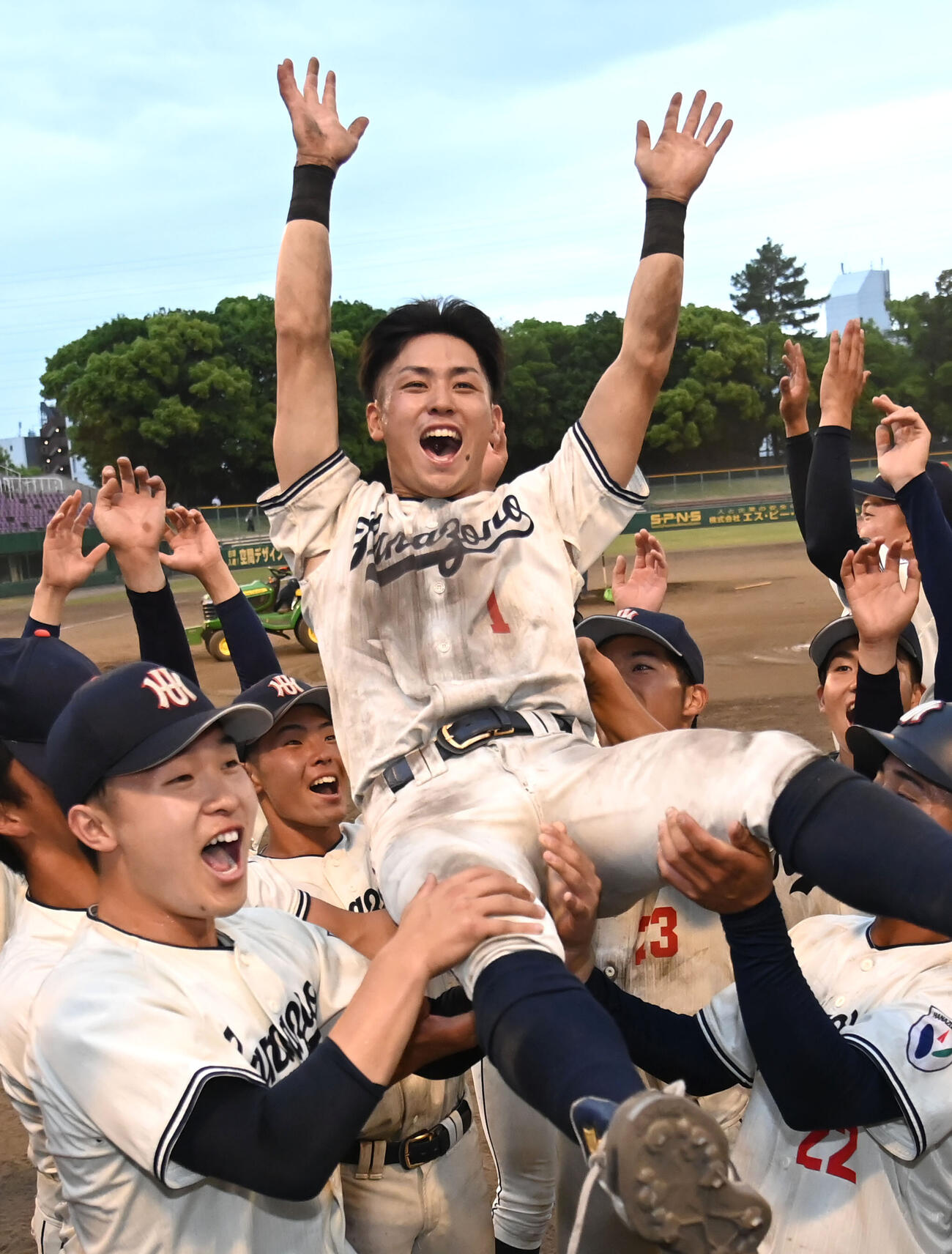 佛教大対花園大学　優勝を決め胴上げされる花園大の川崎壮志主将（2026年5月20日撮影）
