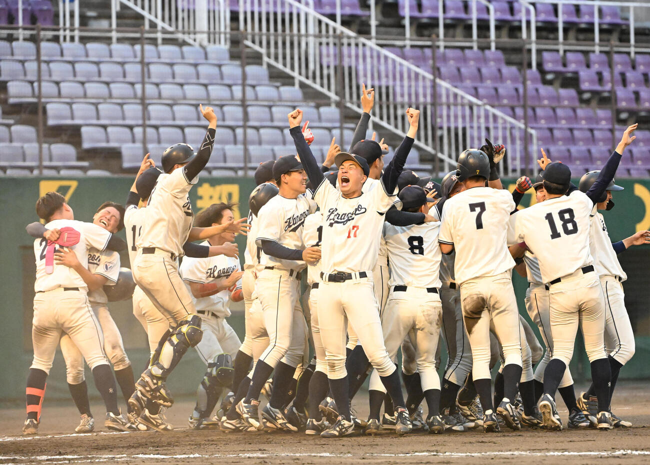 佛教大対花園大学　優勝を決め歓喜する花園大ナイン（2026年5月20日撮影）