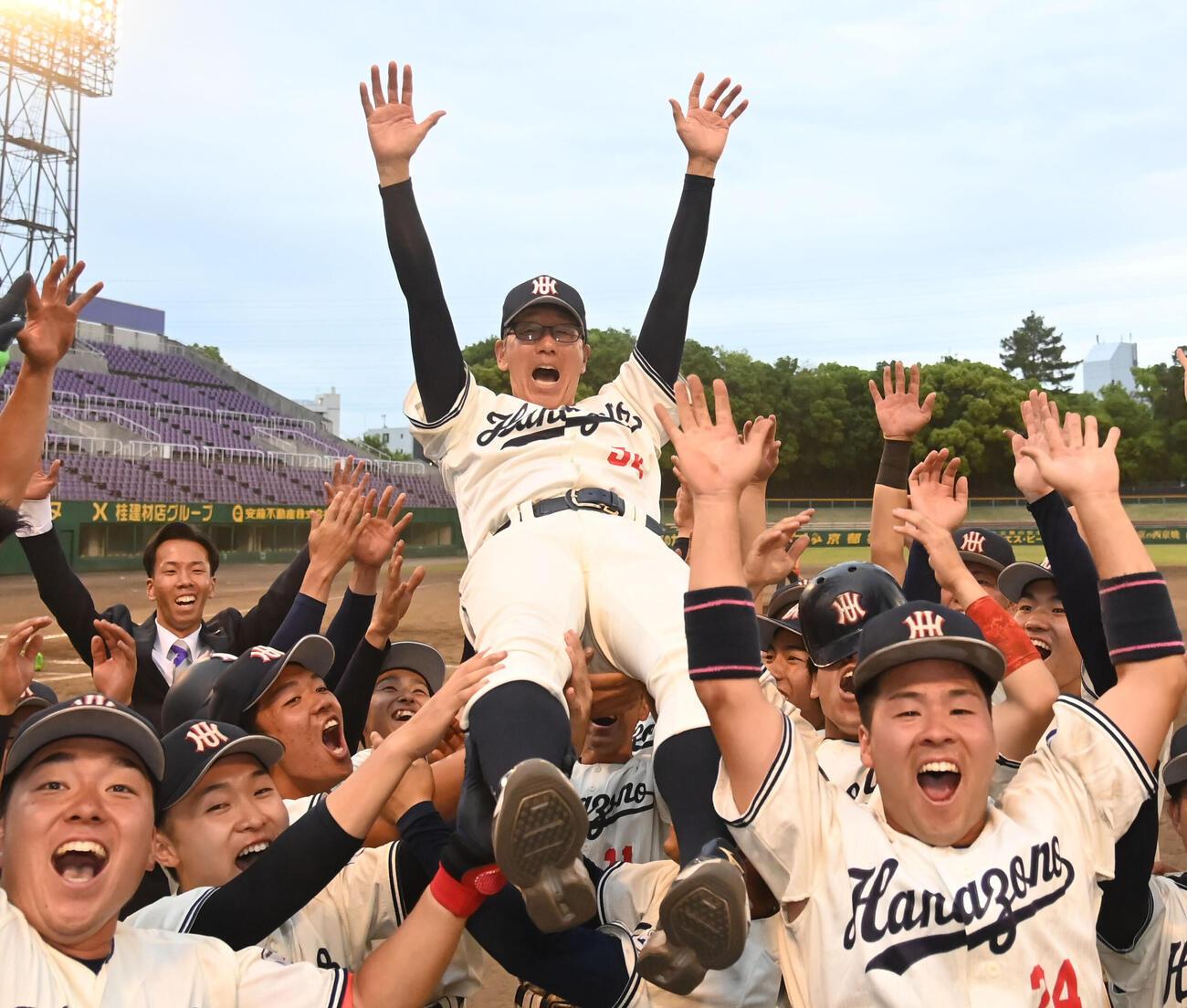 佛教大対花園大学　優勝を決め胴上げされる花園大の奥本保昭監督（2026年5月20日撮影）
