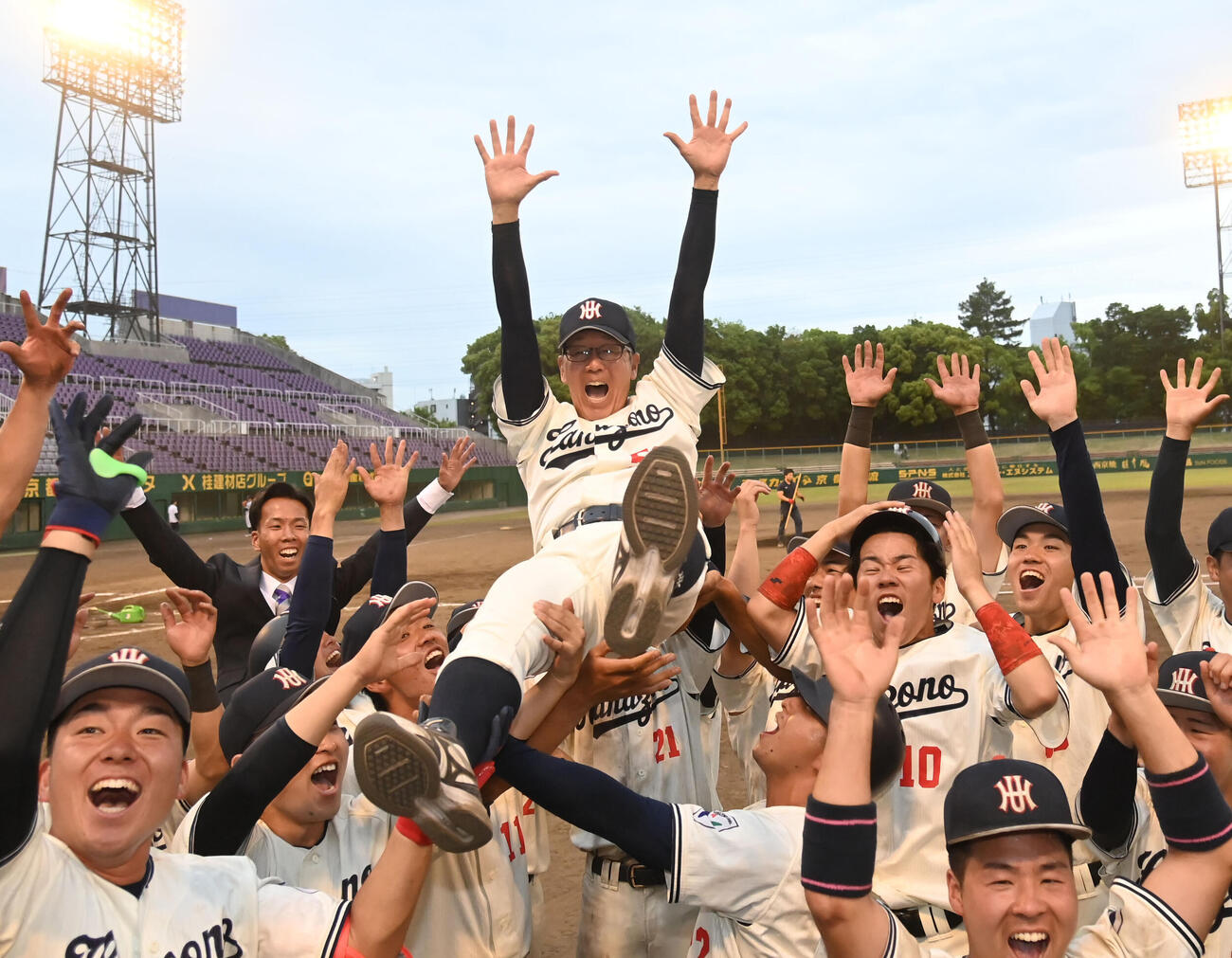 佛教大対花園大学　優勝を決め胴上げされる花園大の奥本保昭監督（2026年5月20日撮影）