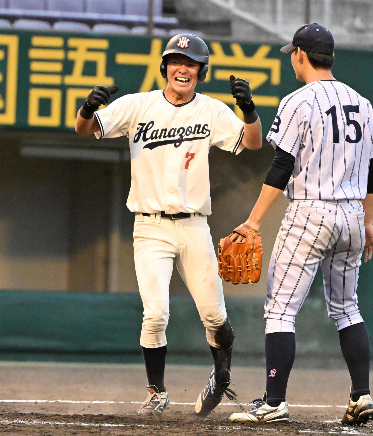 佛教大対花園大学　タイブレーク11回裏花園大2死二、三塁　高橋龍史投手の暴投で生還する花園大の大石尚汰（左）。打者は田中辰弥（2026年5月20日撮影）