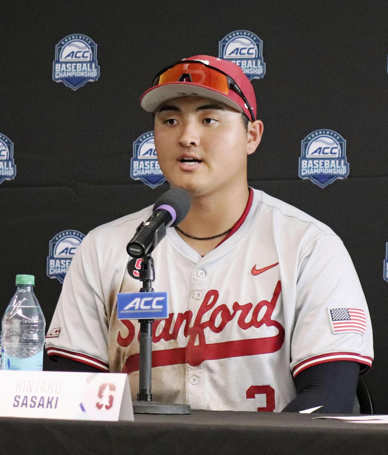 試合後に記者会見するスタンフォード大・佐々木＝シャーロット（共同）