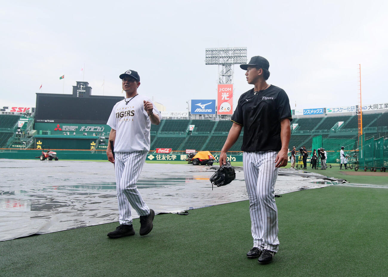 阪神対中日　外野でノックを終え引き揚げる阪神立石正広。左は筒井壮コーチ（撮影・加藤哉）2026年5月21日