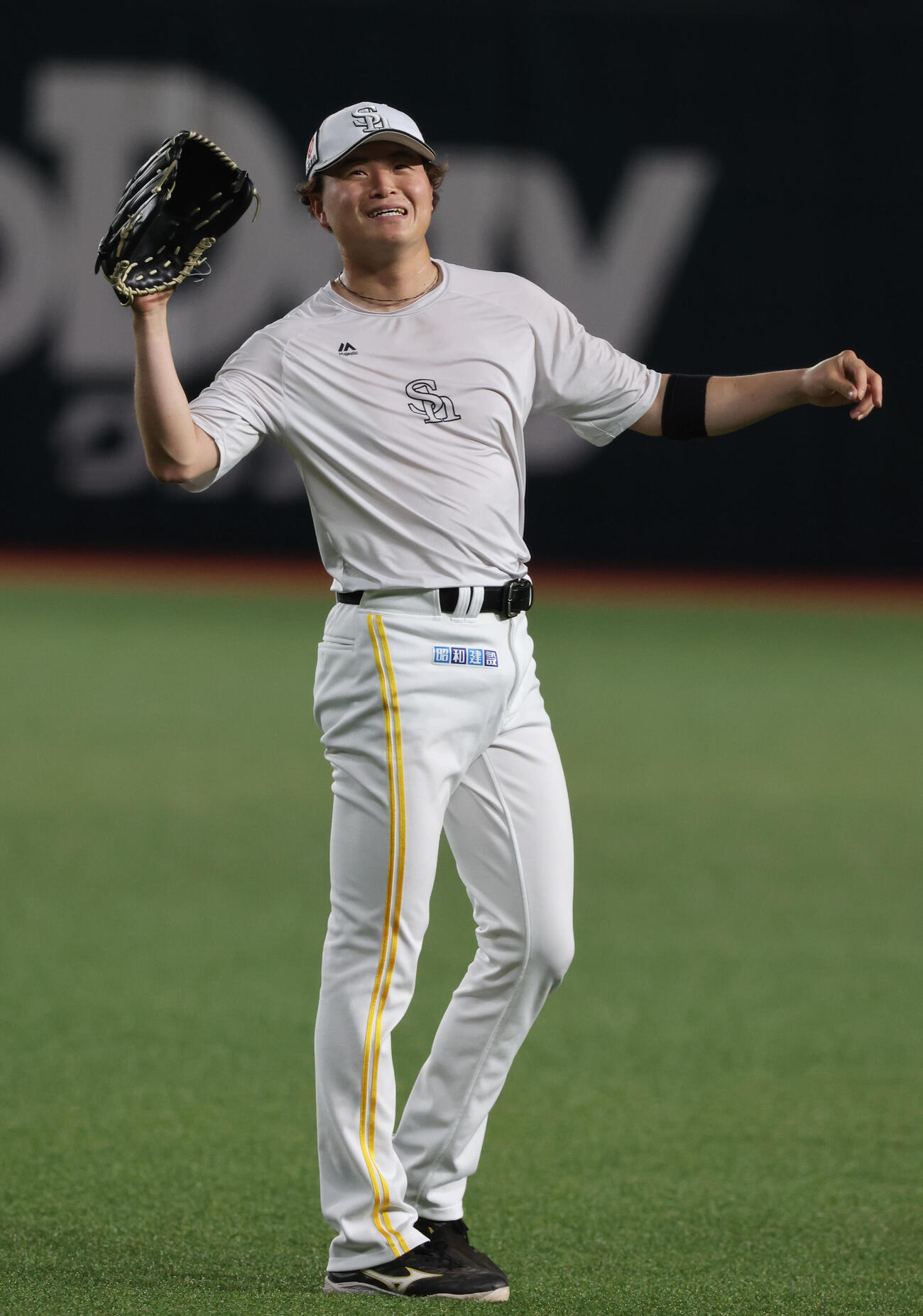 練習中、笑顔を見せるソフトバンク前田純（撮影・梅根麻紀）