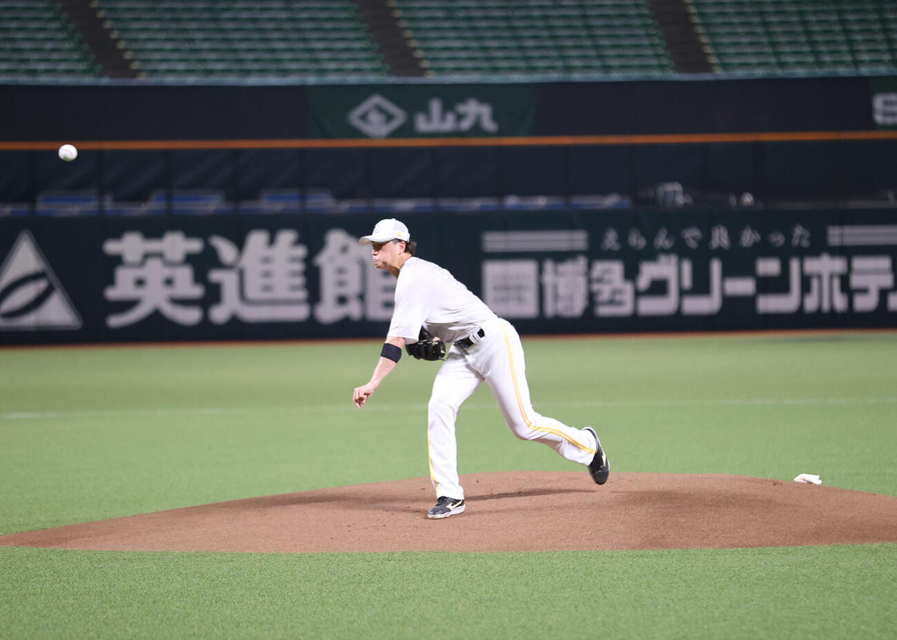 マウンドからの投げ込みで調整する前田純（撮影・梅根麻紀）