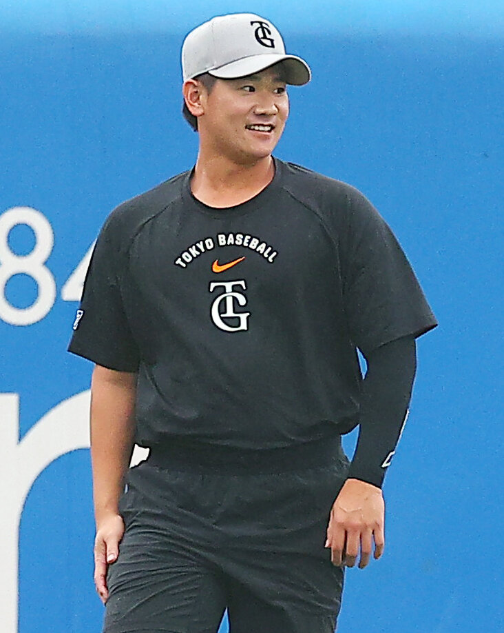 ヤクルト対巨人　試合前に調整する巨人井上温大（撮影・野上伸悟）＝2026年5月21日