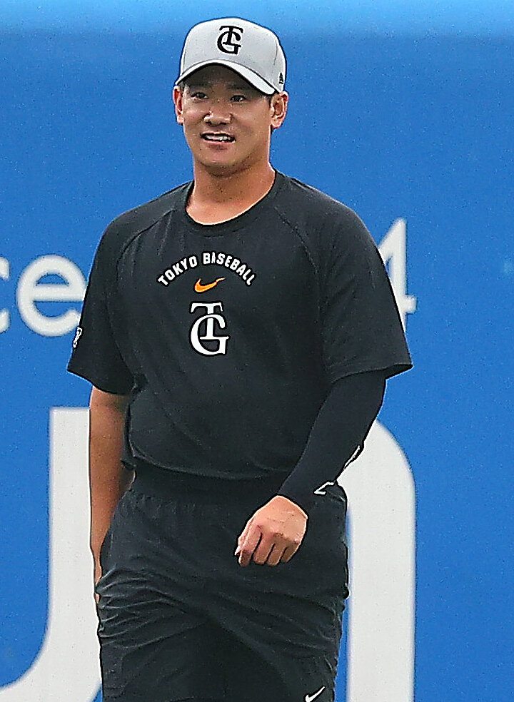 ヤクルト対巨人　試合前に調整する巨人井上温大（撮影・野上伸悟）