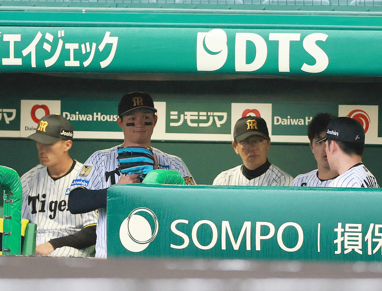 セ・リーグ阪神対中日12回戦　阪神対中日　ベンチからグラウンドを見つめる阪神森下翔太（左から2人目）ら（撮影・上山淳一）＝2026年5月21日