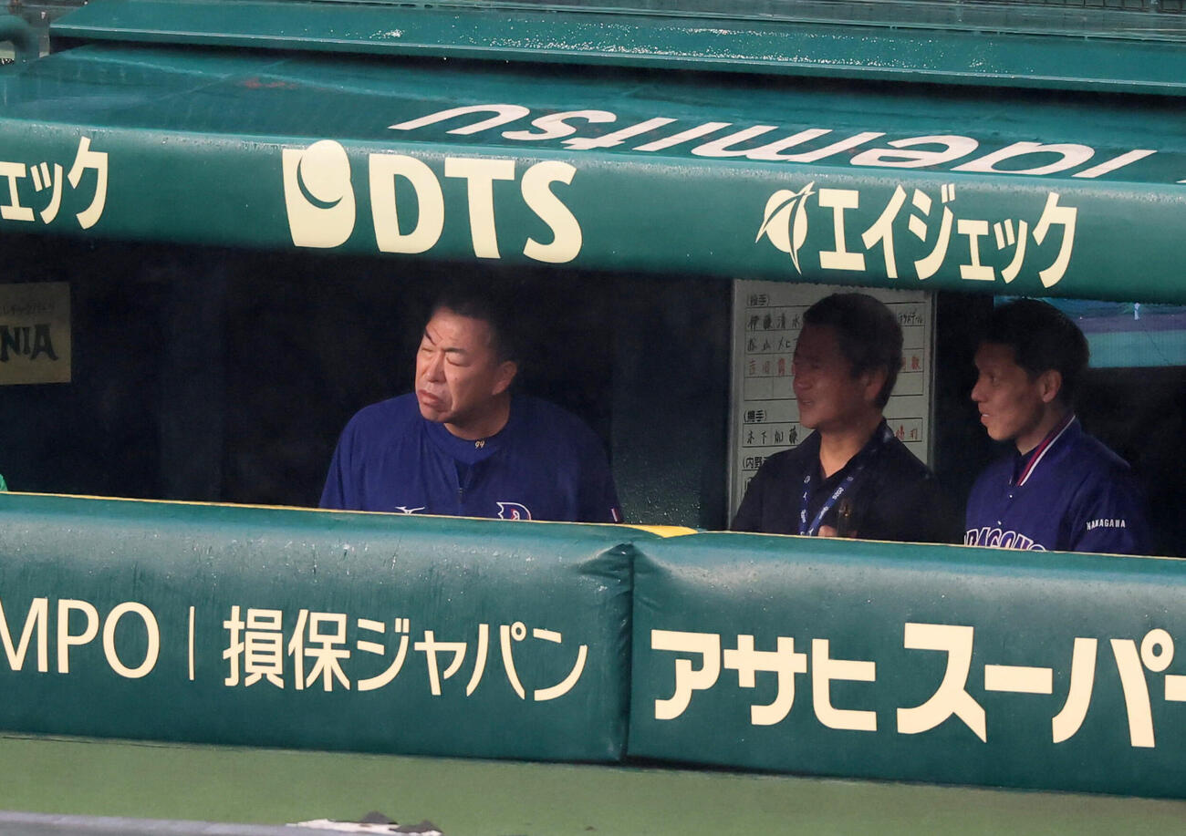 阪神対中日　ベンチの中から雨の様子を確認する中日井上一樹監督（左端）（撮影・加藤哉）2026年5月21日