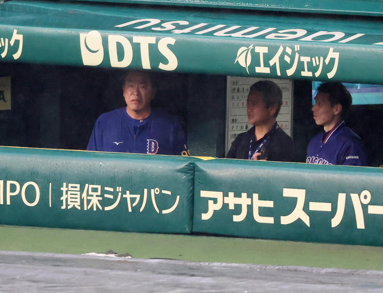 阪神対中日　ベンチの中から雨の様子を確認する中日井上一樹監督（左端）（撮影・加藤哉）2026年5月21日