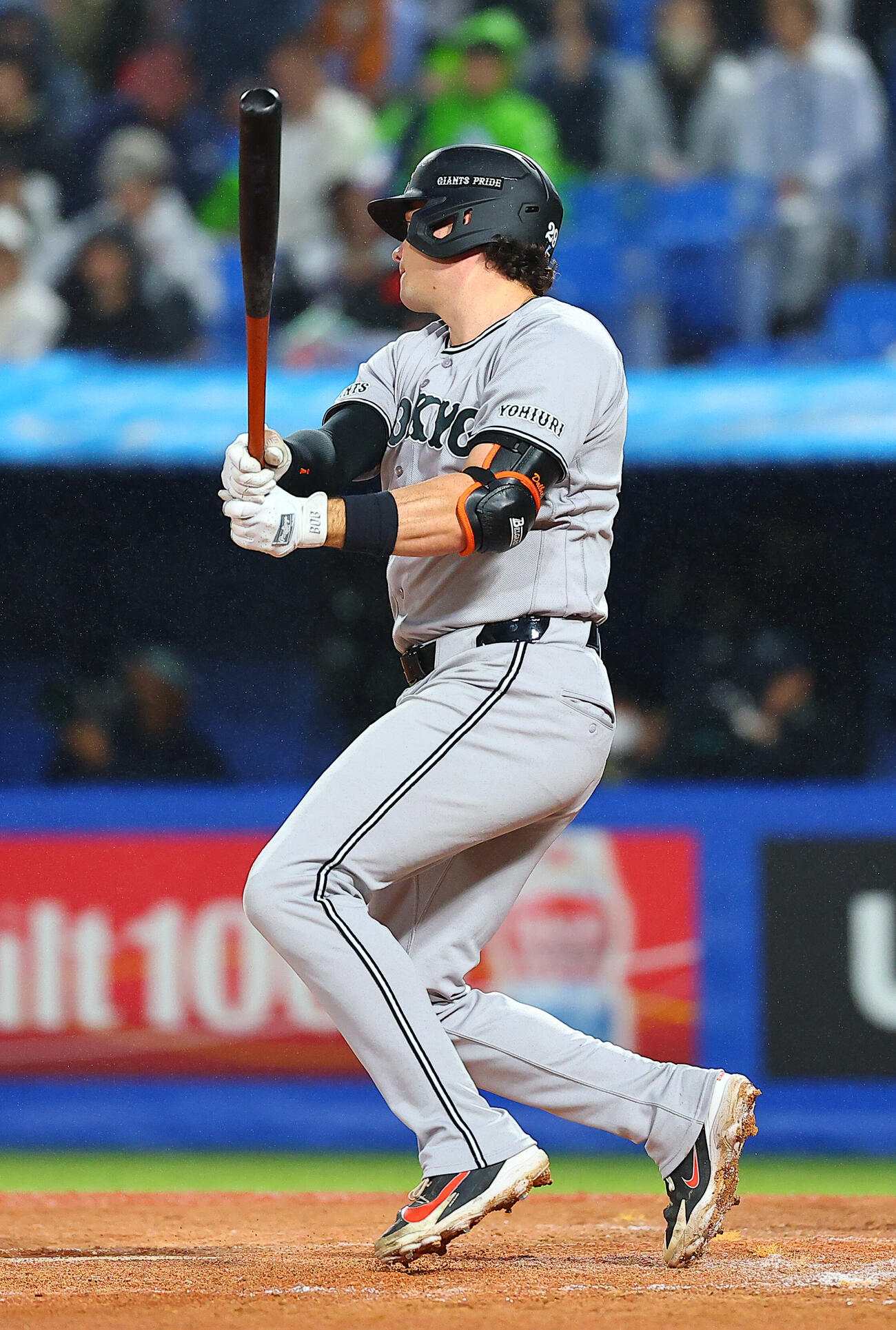 ヤクルト対巨人　3回表巨人2死三塁、一塁適時内野安打を放つボビー・ダルベック（撮影・野上伸悟）