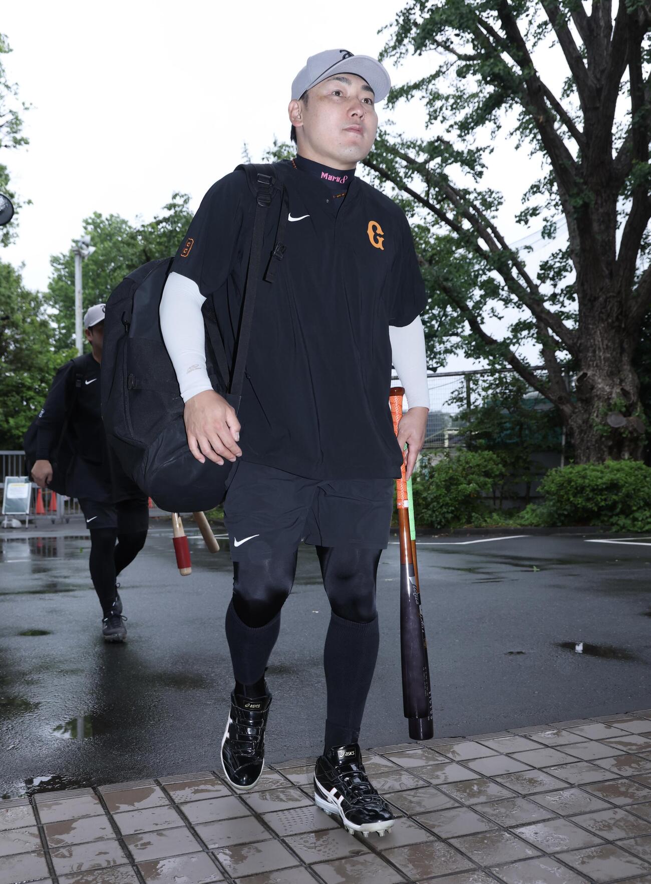 ヤクルト対巨人　試合前、室内練習場に移動する巨人丸佳浩（撮影・河田真司）