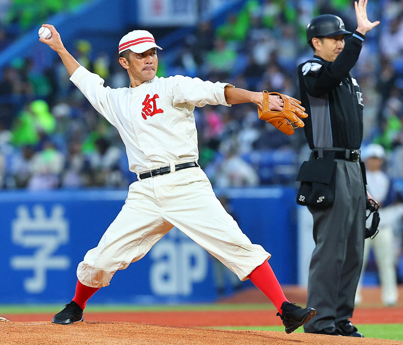 ヤクルト対巨人　始球式を行う松山商奇跡のバックホームの矢野勝嗣氏（撮影・野上伸悟）＝2026年5月21日