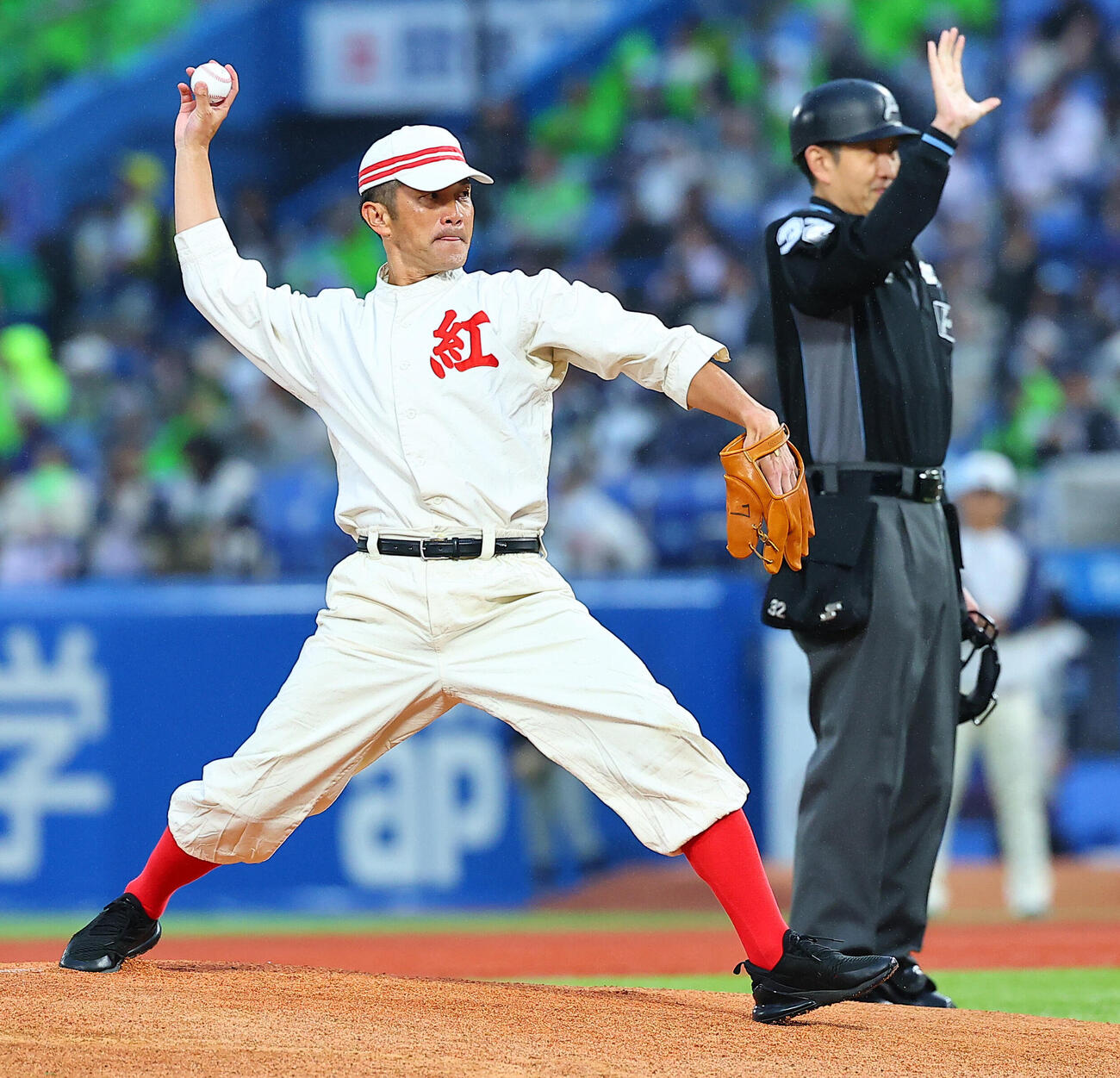 ヤクルト対巨人　始球式を行う松山商奇跡のバックホームの矢野勝嗣氏（撮影・野上伸悟）＝2026年5月21日