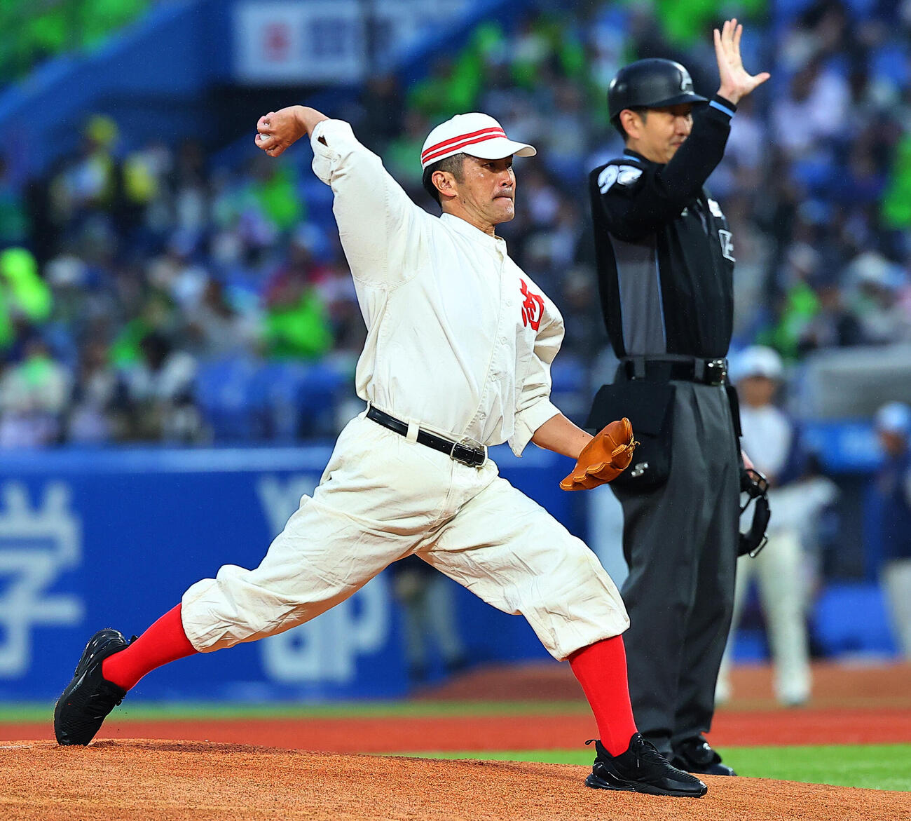 ヤクルト対巨人　始球式を行う松山商奇跡のバックホームの矢野勝嗣氏（撮影・野上伸悟）＝2026年5月21日