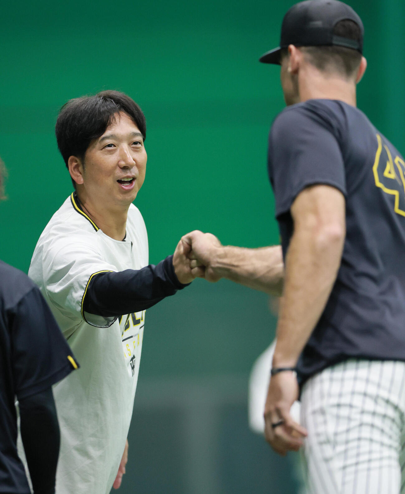 セ・リーグ阪神対中日12回戦　阪神対中日　阪神カーソン・ラグズデール（手前）とグータッチする藤川球児監督（撮影・上山淳一）
