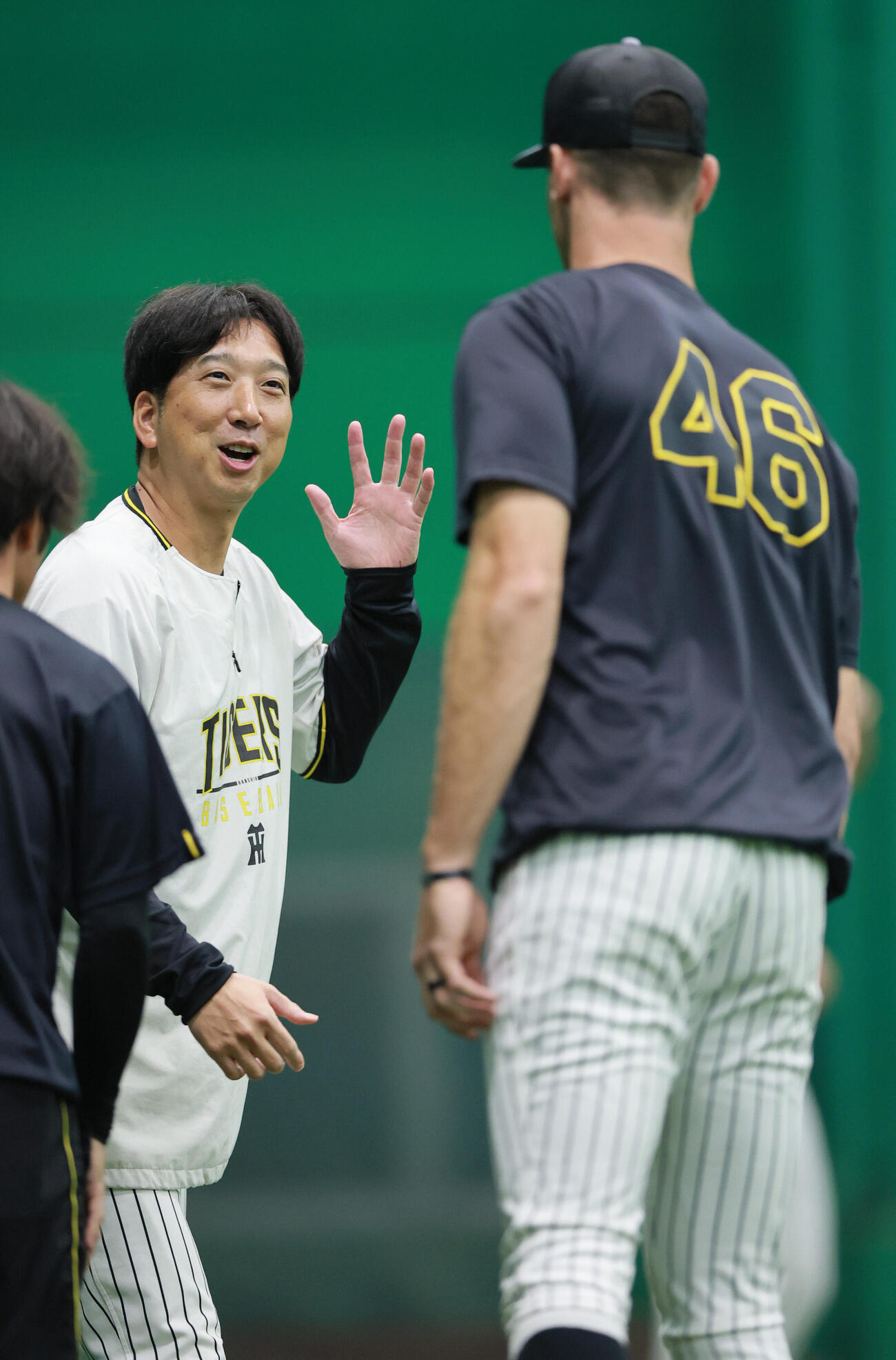 セ・リーグ阪神対中日12回戦　阪神対中日　阪神カーソン・ラグズデール（手前）と笑顔で話す藤川球児監督（撮影・上山淳一）