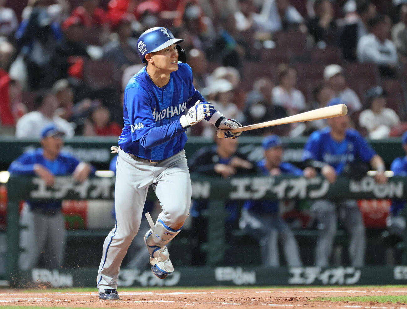 広島対DeNA 4回表DeNA2死一､三塁、成瀬脩人は先制適時打を放つ（撮影・加藤孝規）