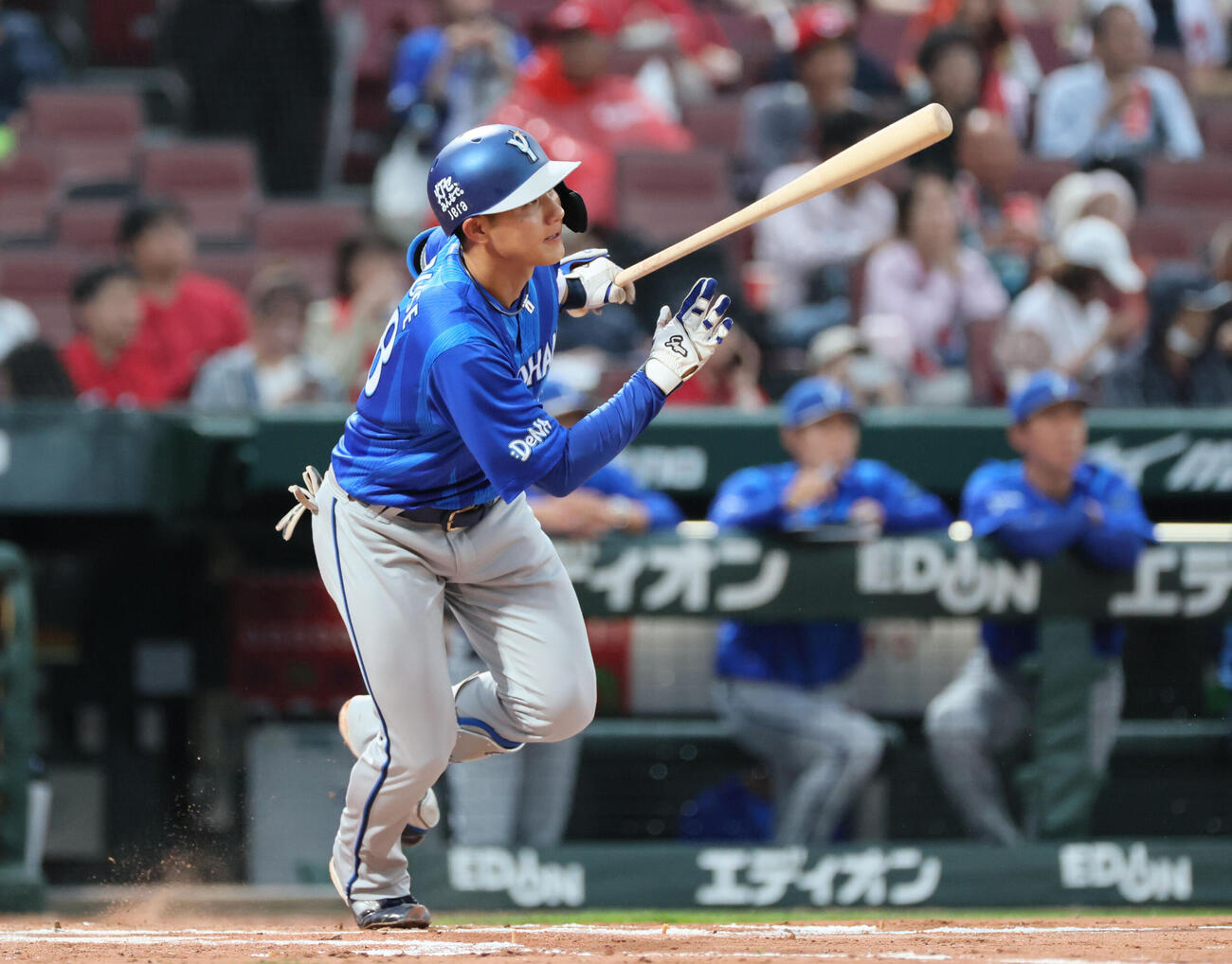 広島対DeNA 2回表DeNA2死、成瀬脩人は中前打を放つ（撮影・加藤孝規）
