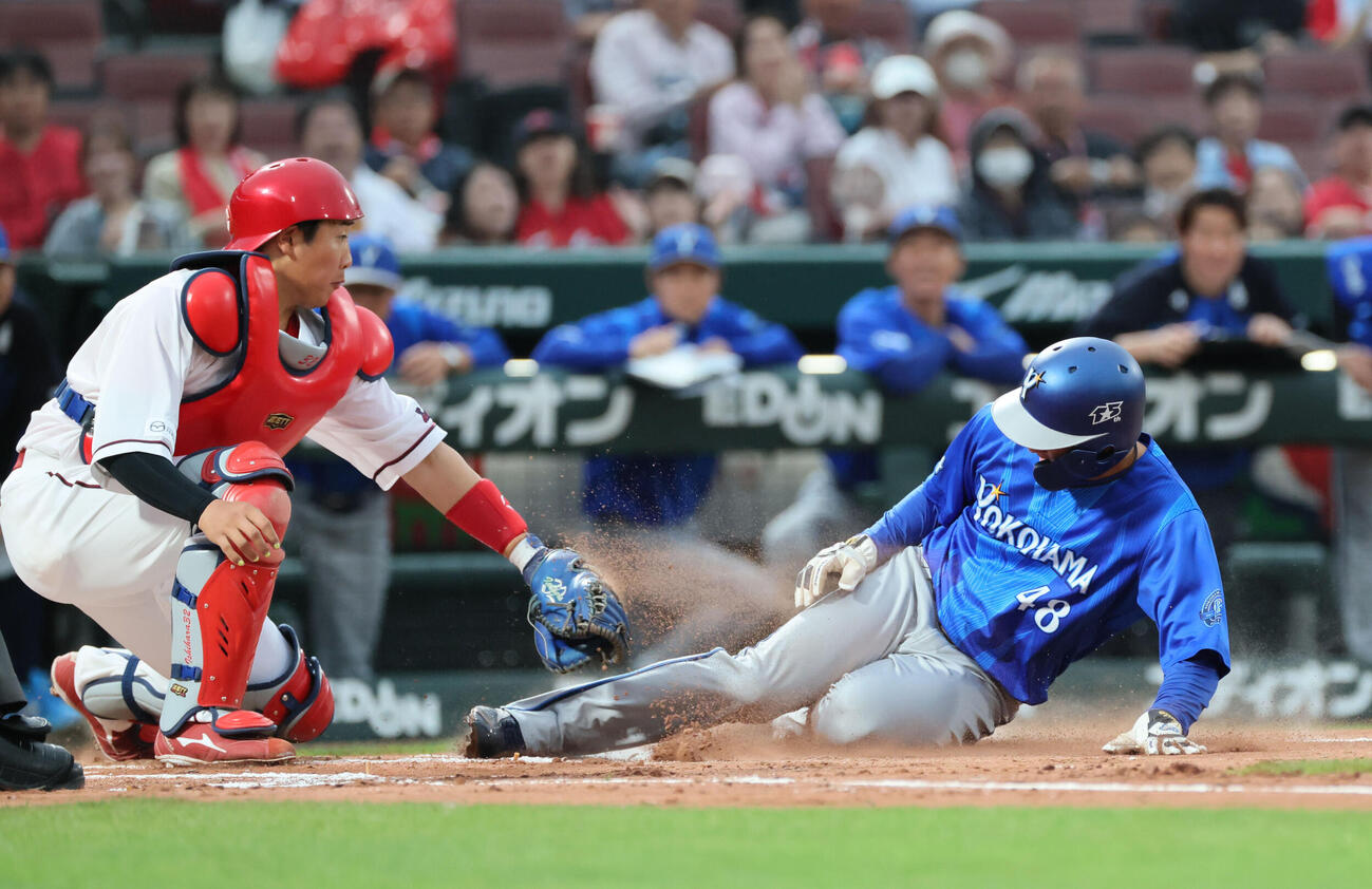 広島対DeNA 2回表DeNA2死一塁、松尾汐恩の左安打で一走の成瀬脩人は本塁を狙うがタッチアウト。捕手石原貴規（撮影・加藤孝規）