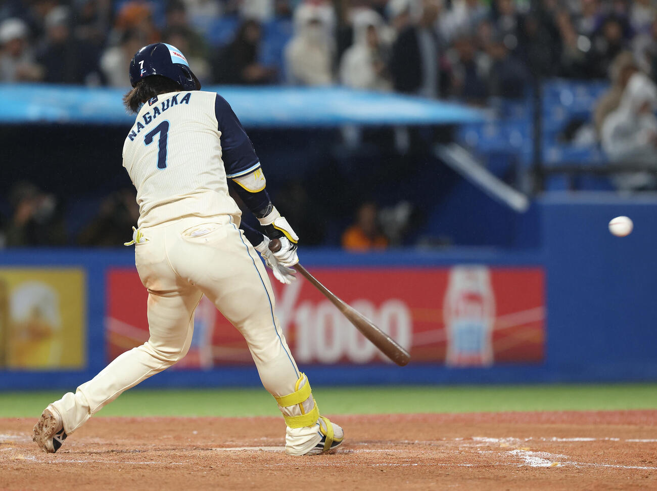 ヤクルト対巨人　2回裏ヤクルト2死三塁、適時二塁打を放つ長岡秀樹（撮影・河田真司）