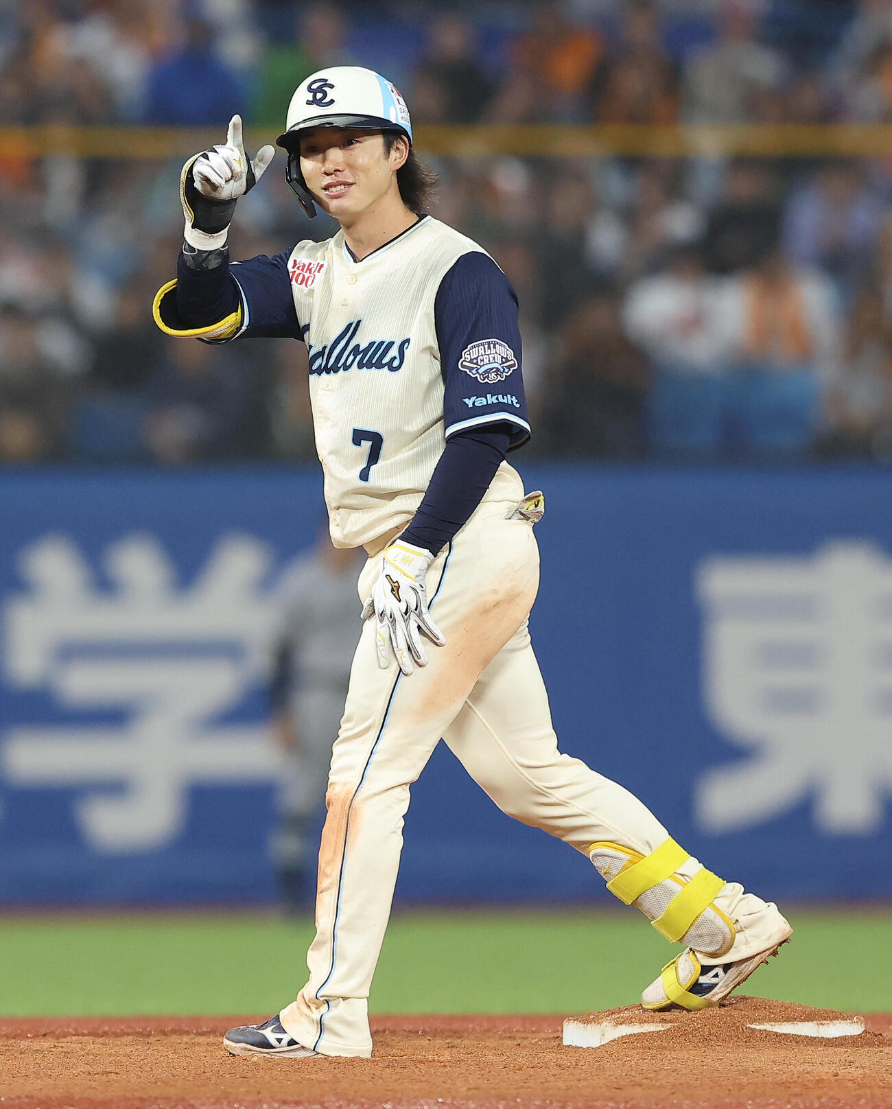 ヤクルト対巨人　2回裏ヤクルト2死三塁、適時二塁打を放ち塁上でポーズを決める長岡秀樹（撮影・河田真司）