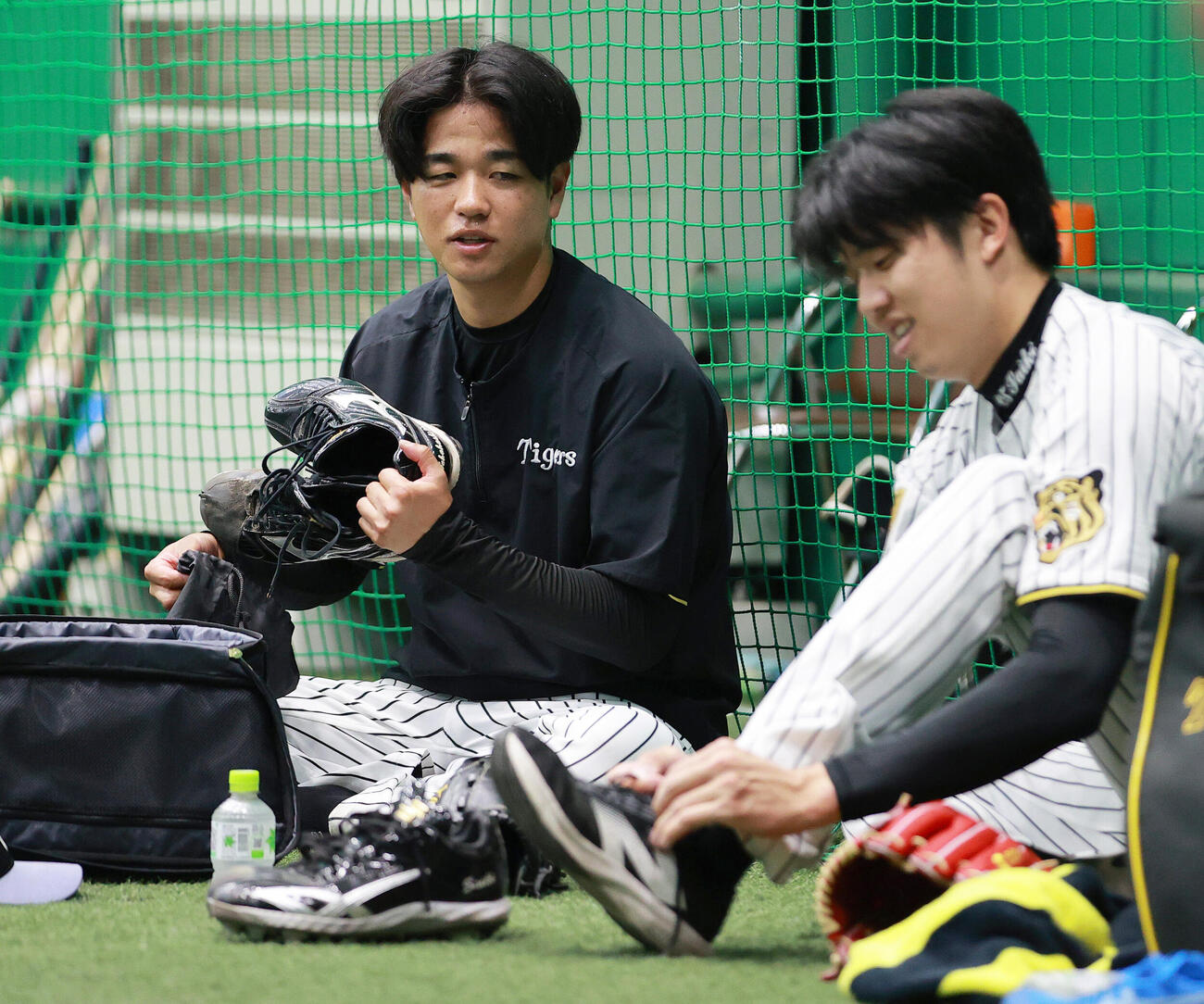 リラックスした表情で阪神才木浩人（手前）と話す阪神高橋遥人（撮影・上山淳一）＝2026年5月21日