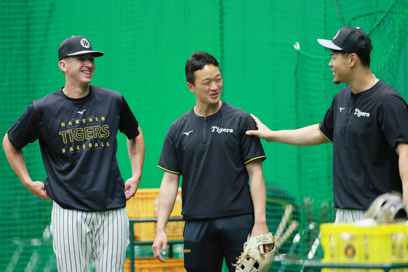 セ・リーグ阪神対中日12回戦　阪神対中日　試合前、笑顔を見せる阪神キャム・ディベイニー（左）と佐藤輝明（右）（撮影・上山淳一）＝2026年5月21日