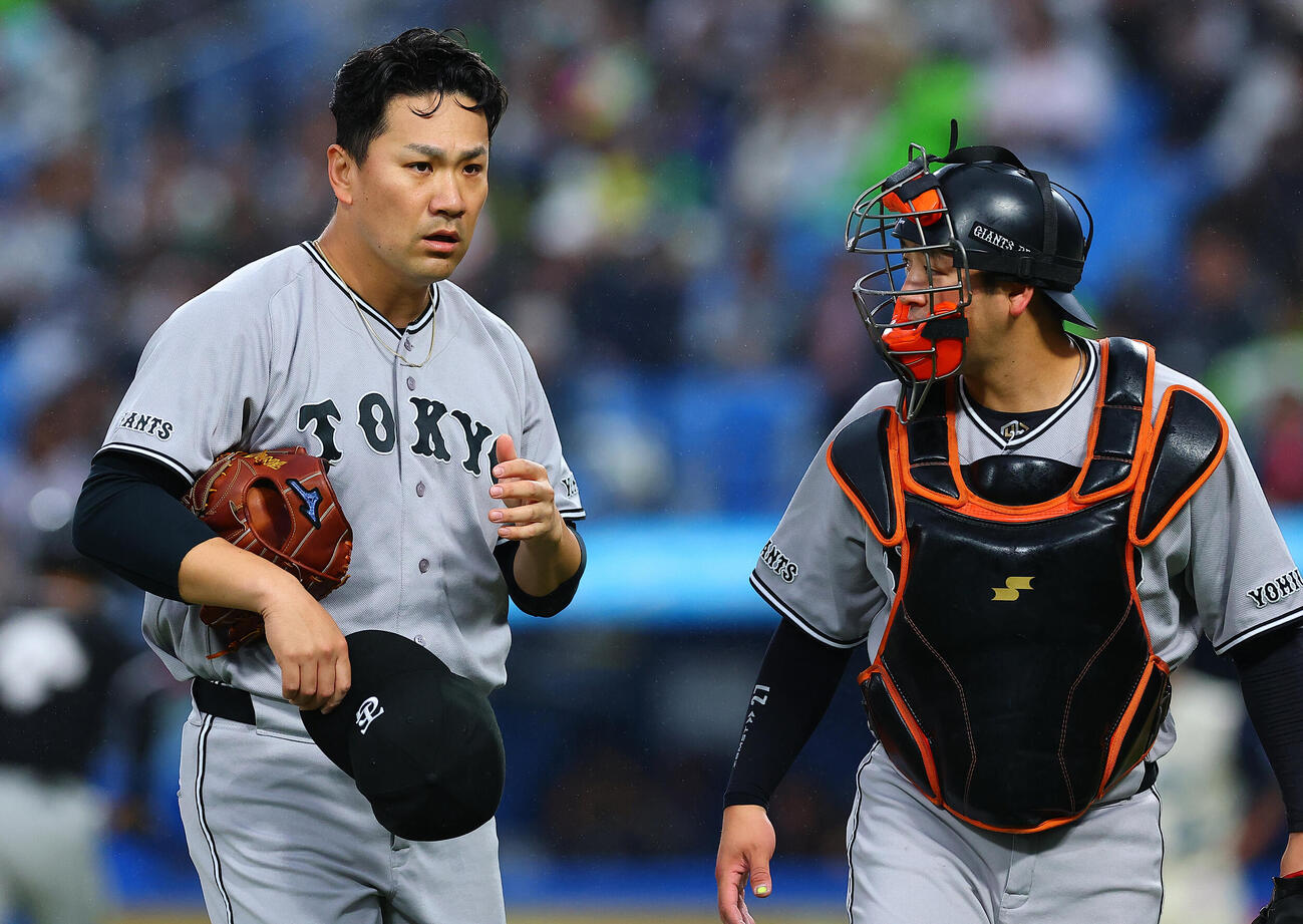 ヤクルト対巨人　1回裏を終え、岸田行倫（右）とタッチしてベンチに戻る巨人先発の田中将大（撮影・野上伸悟）＝2026年5月21日
