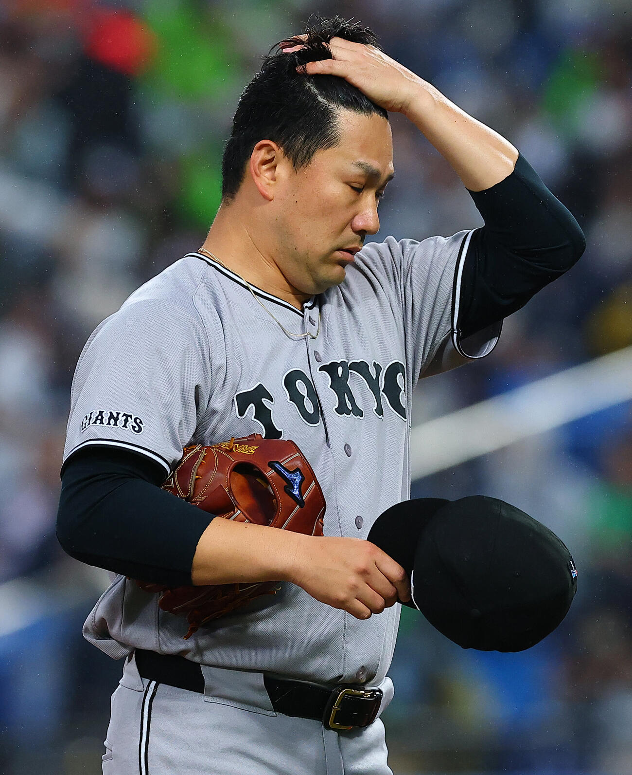 ヤクルト対巨人　1回裏に2失点し、渋い表情でベンチに戻る巨人先発の田中将大（撮影・野上伸悟）＝2026年5月21日