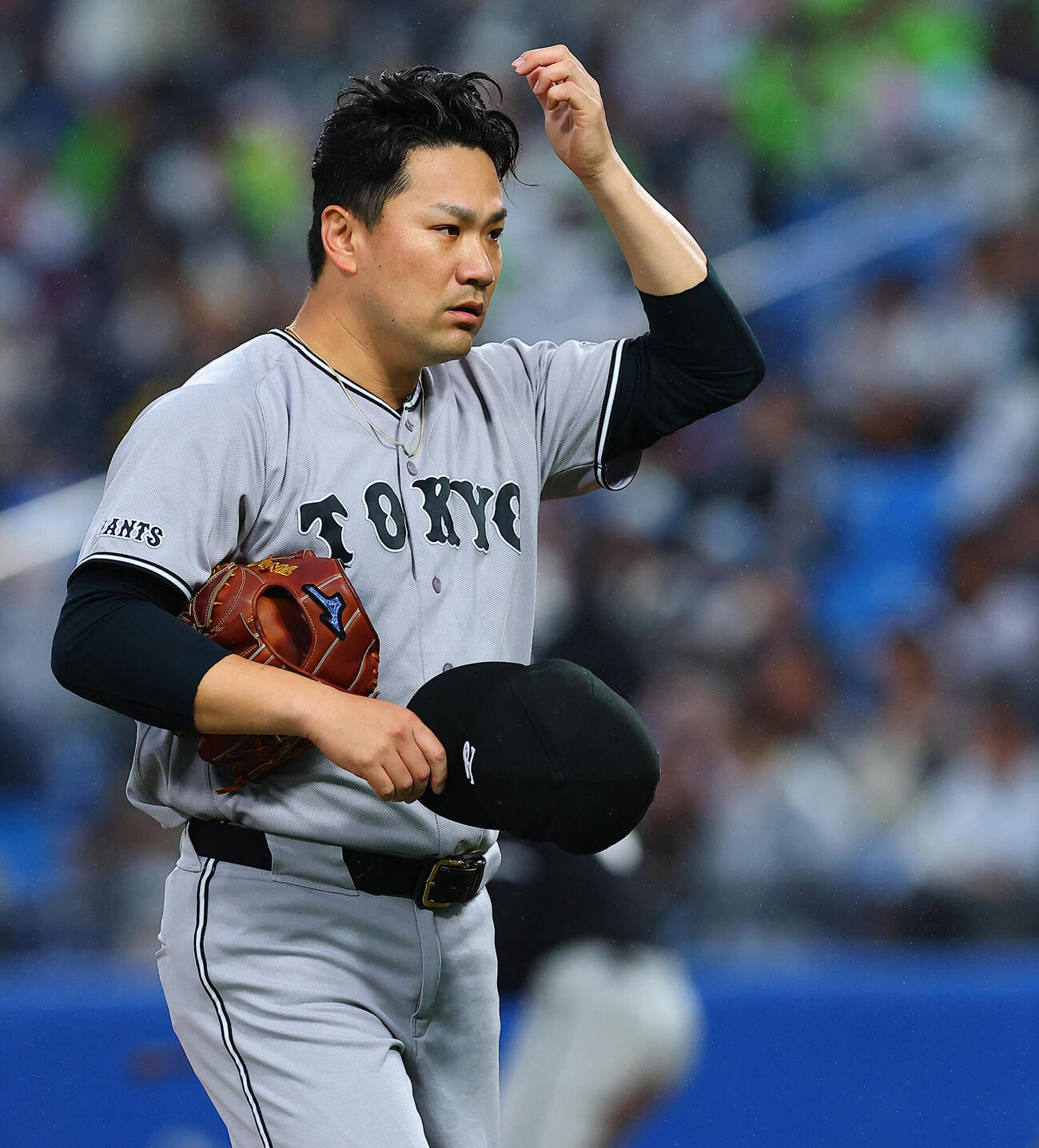 ヤクルト対巨人　1回裏に2失点し、渋い表情でベンチに戻る巨人先発の田中将大（撮影・野上伸悟）＝2026年5月21日