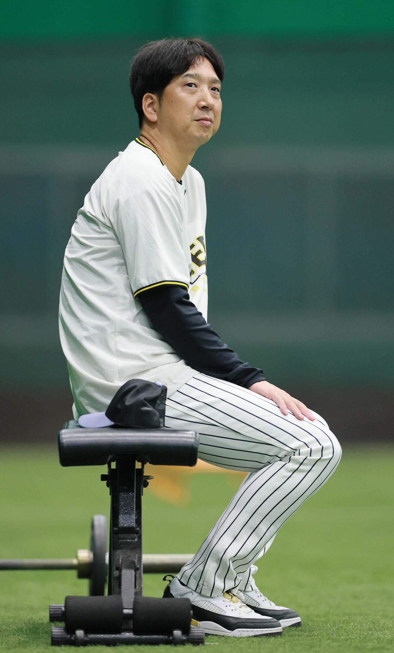 セ・リーグ阪神対中日12回戦　阪神対中日　試合前の練習を見つめる阪神藤川球児監督（撮影・上山淳一）