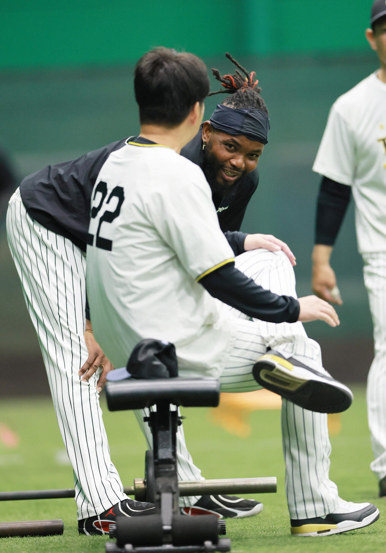 セ・リーグ阪神対中日12回戦　阪神対中日　阪神藤川球児監督（手前）と笑顔で話すラファエル・ドリス（撮影・上山淳一）