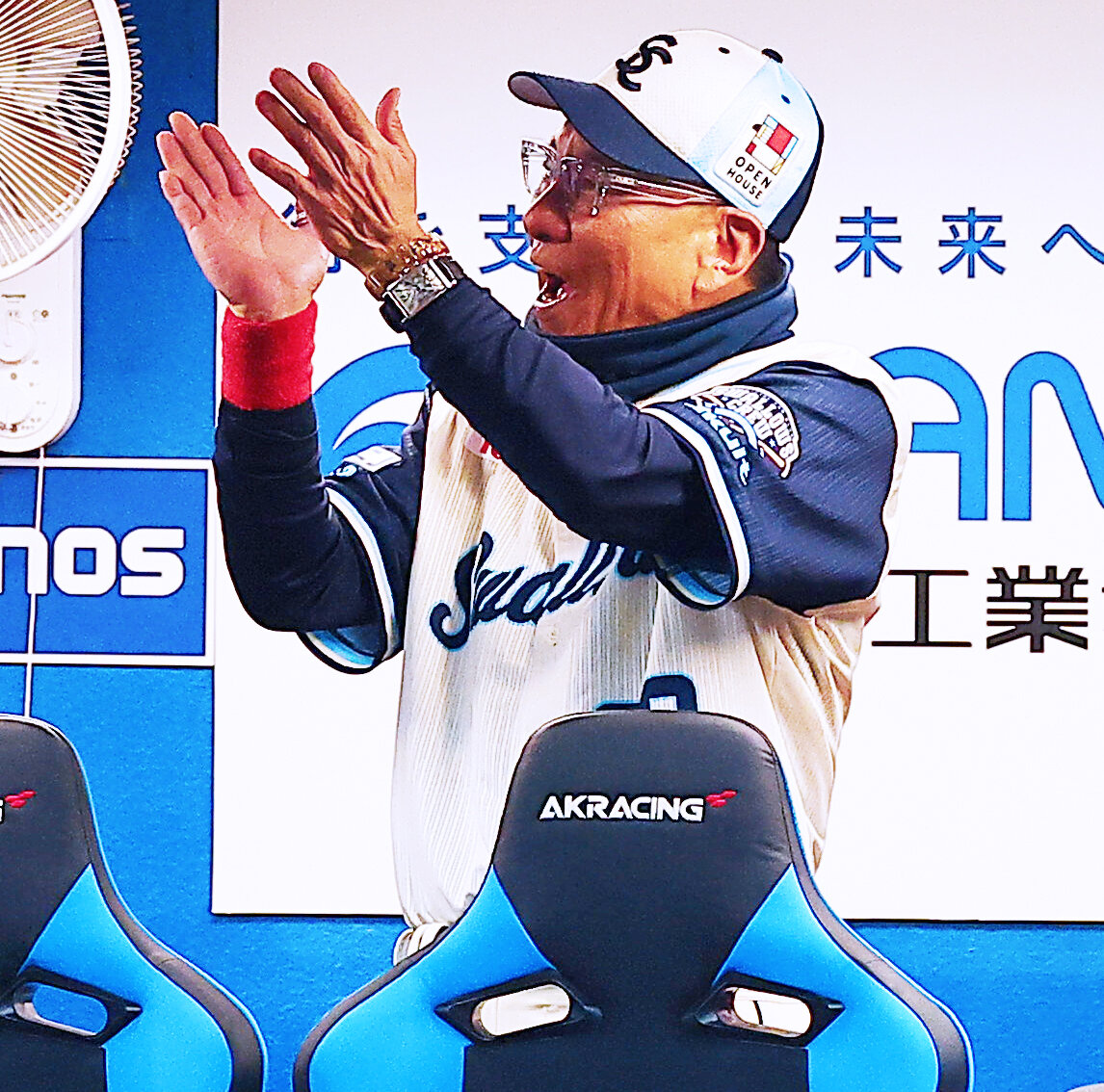 ヤクルト対巨人　ベンチで拍手するヤクルト池山隆寛監督　（撮影・野上伸悟）＝2026年5月21日