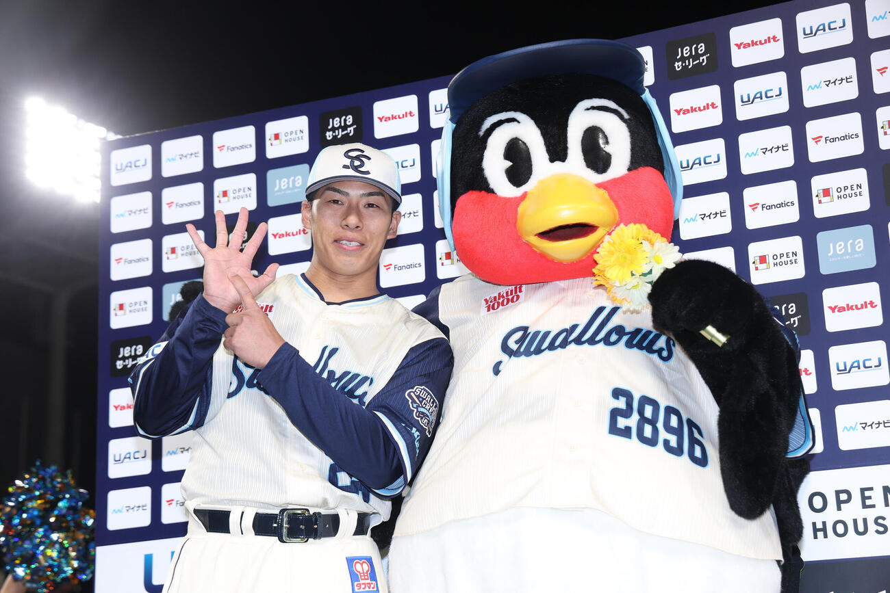 ヤクルト対巨人　巨人に勝利し、お立ち台で写真に納まるヤクルト山野太一（左）とつば九郎（撮影・河田真司）