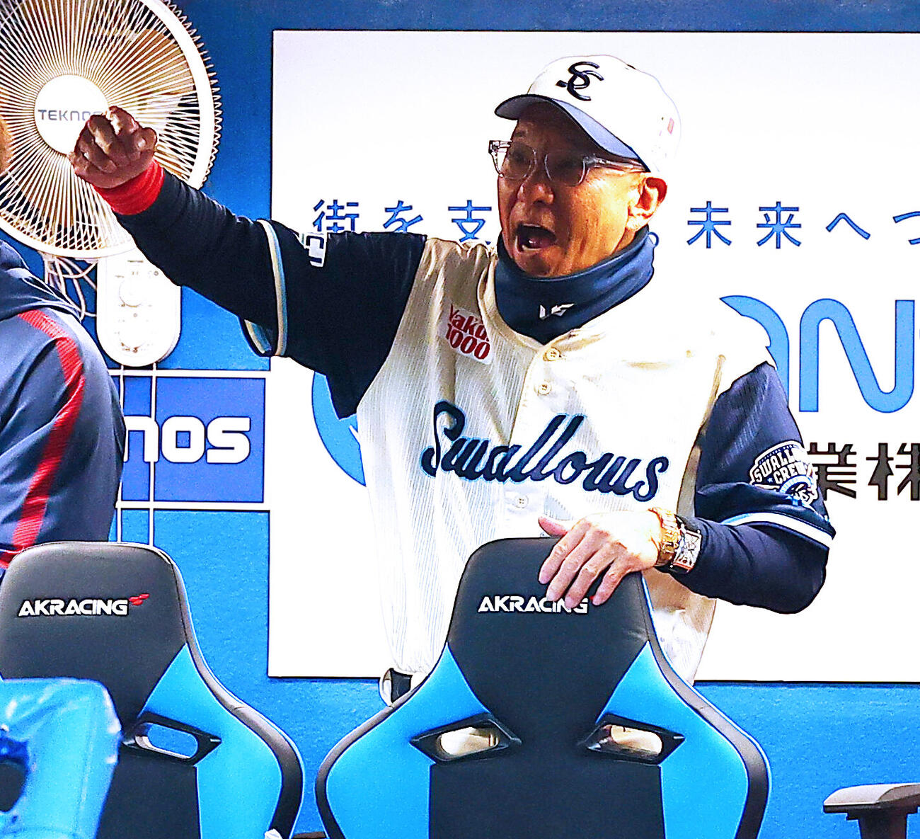 ヤクルト対巨人　8回裏ヤクルト2死、岩田幸宏の安打を喜ぶ池山隆寛監督（撮影・野上伸悟）