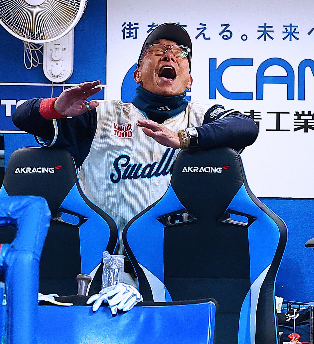 ヤクルト対巨人　9回表巨人2死一、二塁、吉川尚輝が左飛に倒れた瞬間、ホッとして喜ぶヤクルト池山隆寛監督（撮影・野上伸悟）