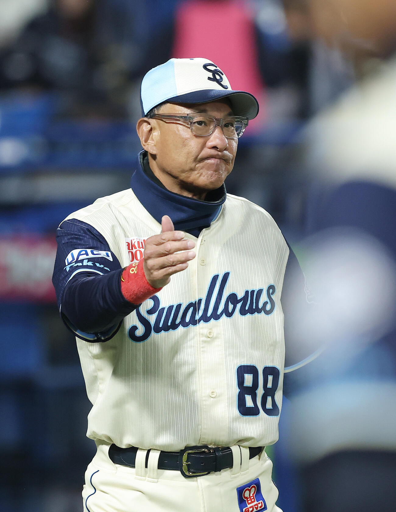 ヤクルト対巨人　7回裏を終え、選手交代を告げる池山隆寛監督（撮影・河田真司）
