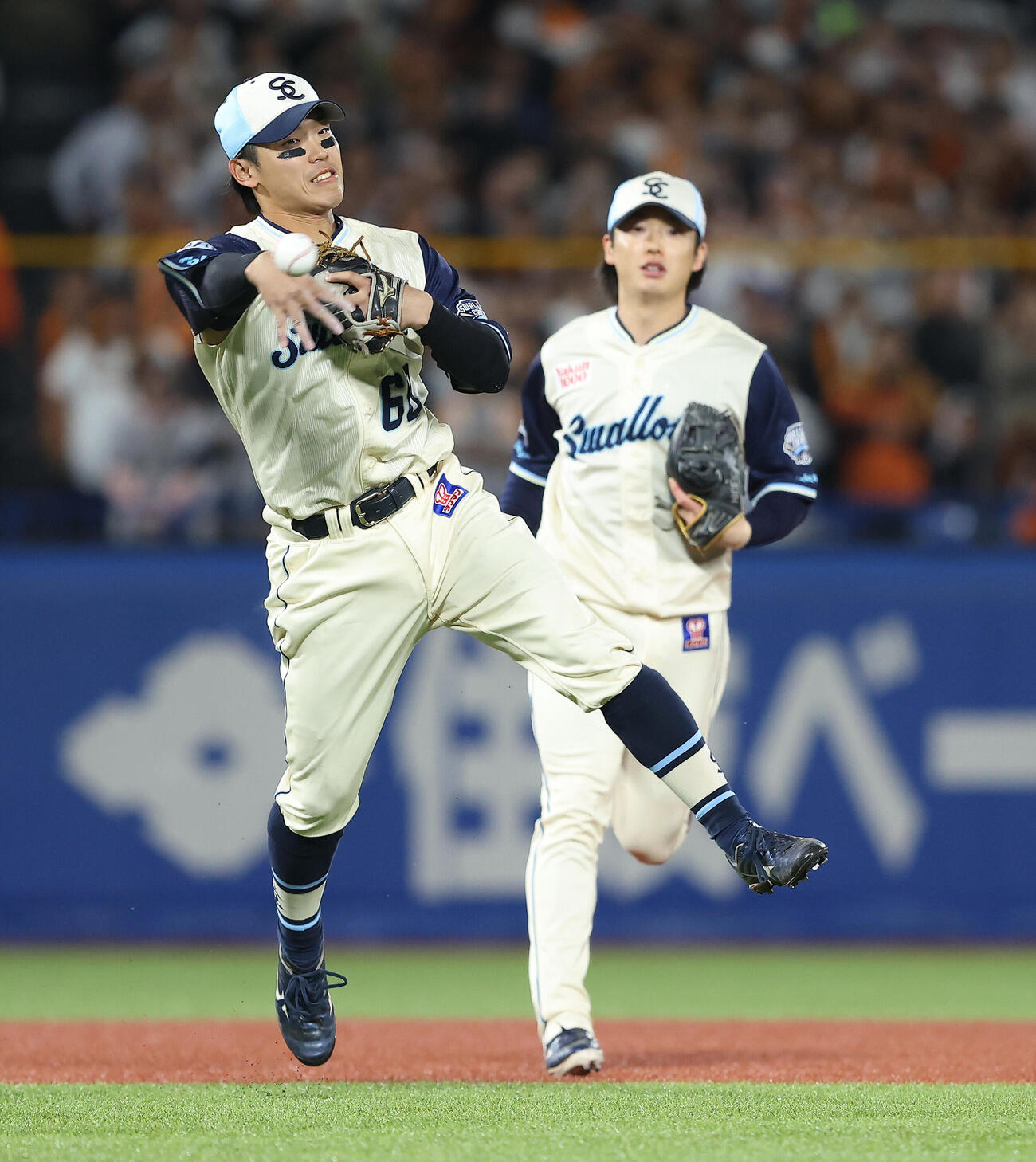 ヤクルト対巨人　6回表巨人無死、岸田行倫の打球を一塁に送球する武岡龍世（撮影・河田真司）