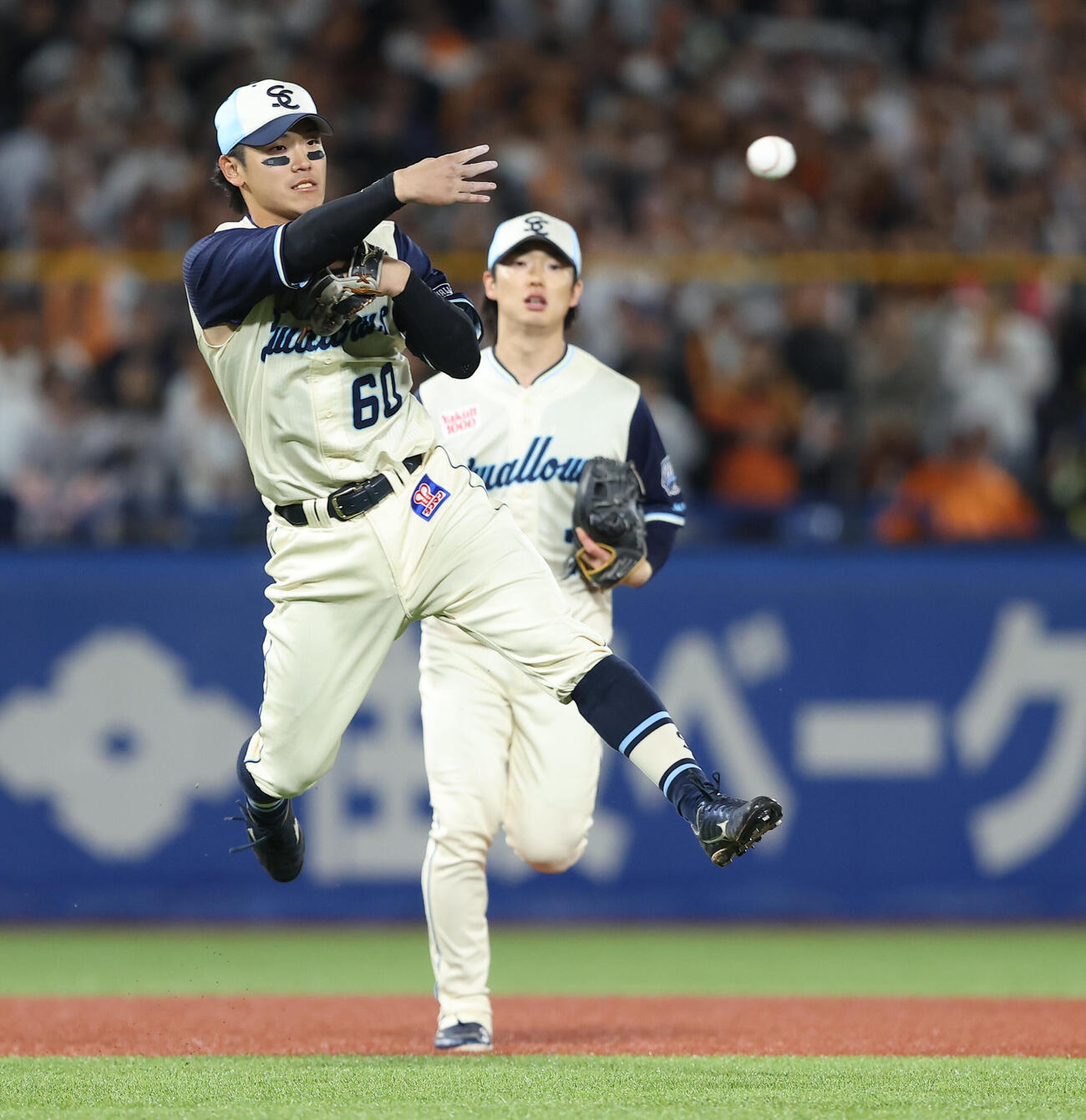 ヤクルト対巨人　6回表巨人無死、岸田行倫の打球を一塁にジャンピングスローする武岡龍世（撮影・河田真司）