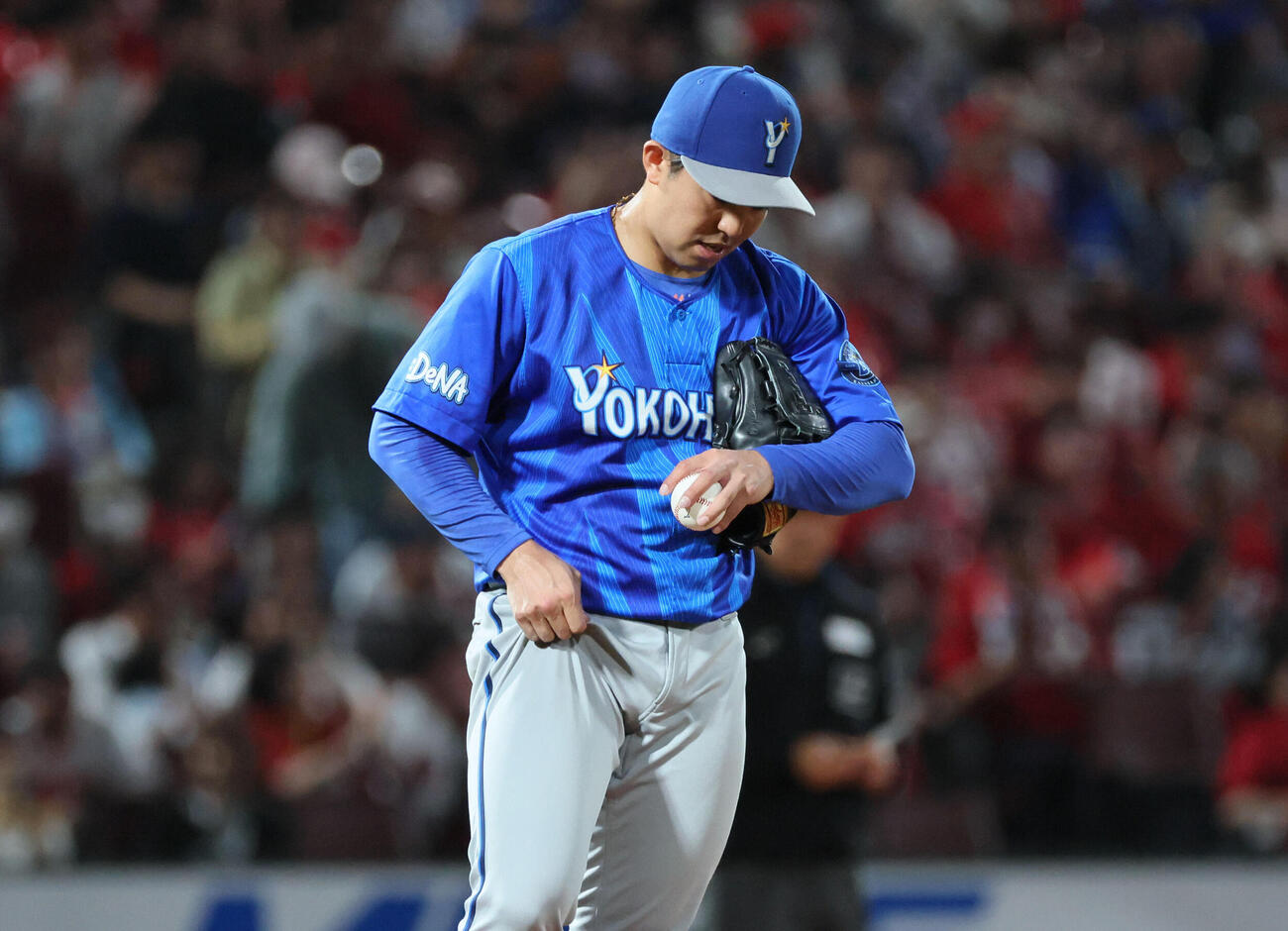 広島対DeNA 6回裏広島1死三塁、坂倉将吾の二塁適時エラーで勝ち越された東克樹（撮影・加藤孝規）